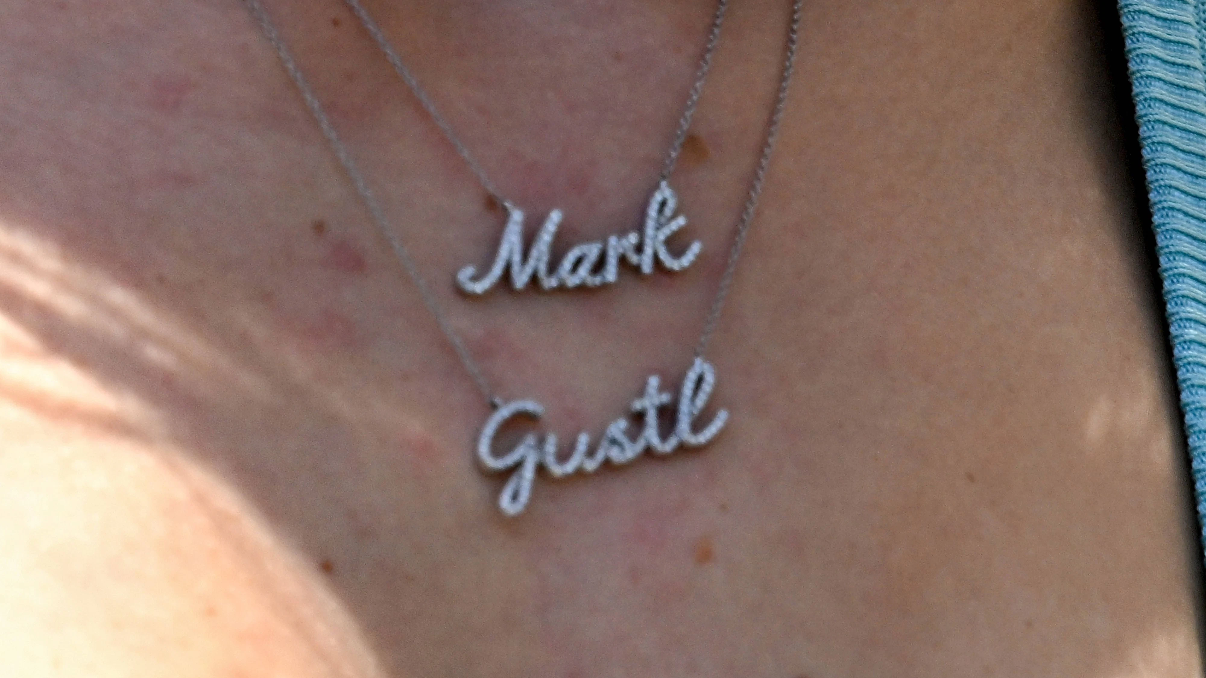 Victoria Swarovski zeigt mit ihren Ketten ihre Liebe zu Mark Mateschitz und ihrem Dackel.