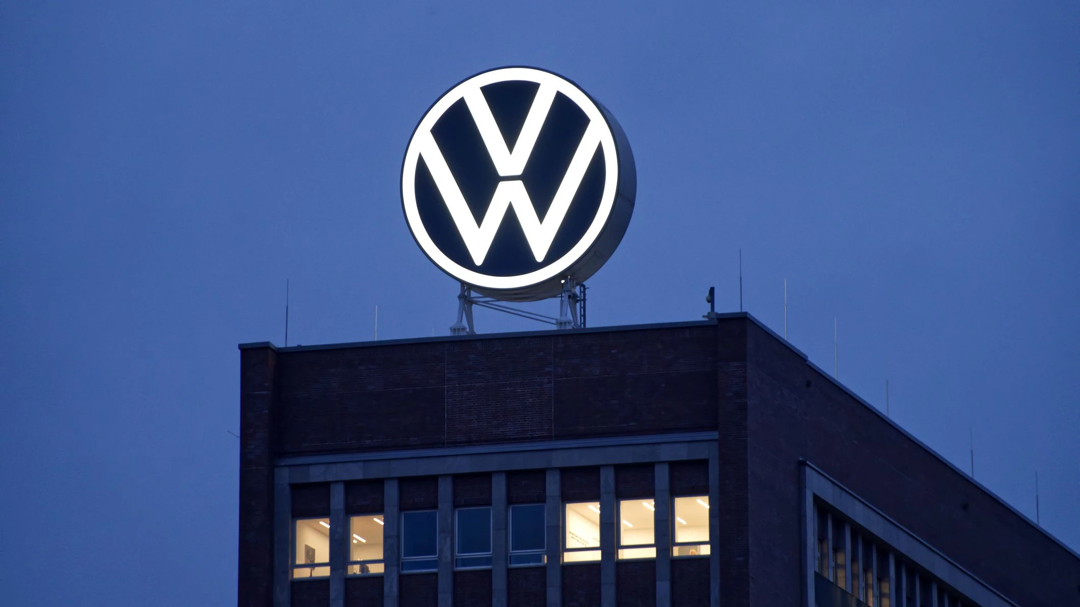 Beim Automobilkonzern VW droht ein massiver KAhlschlag. 