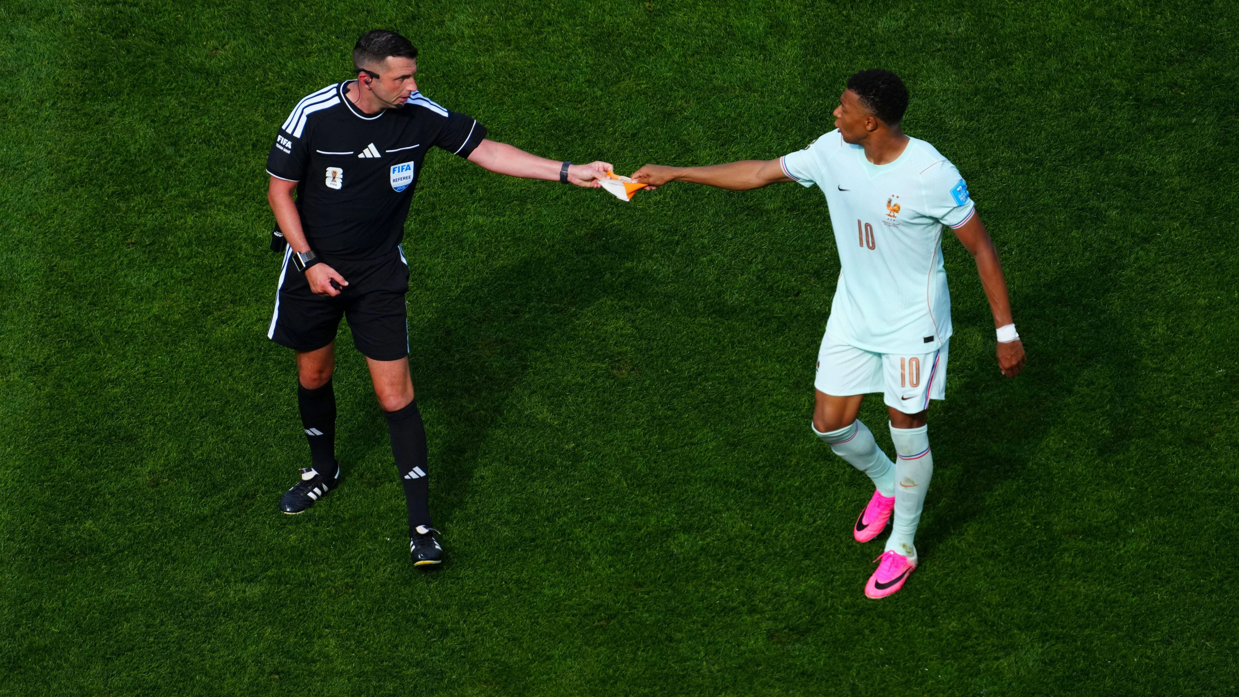 Kylian Mbappe gab Schiedsrichter Michael Oliver die kapitänsschleife. 