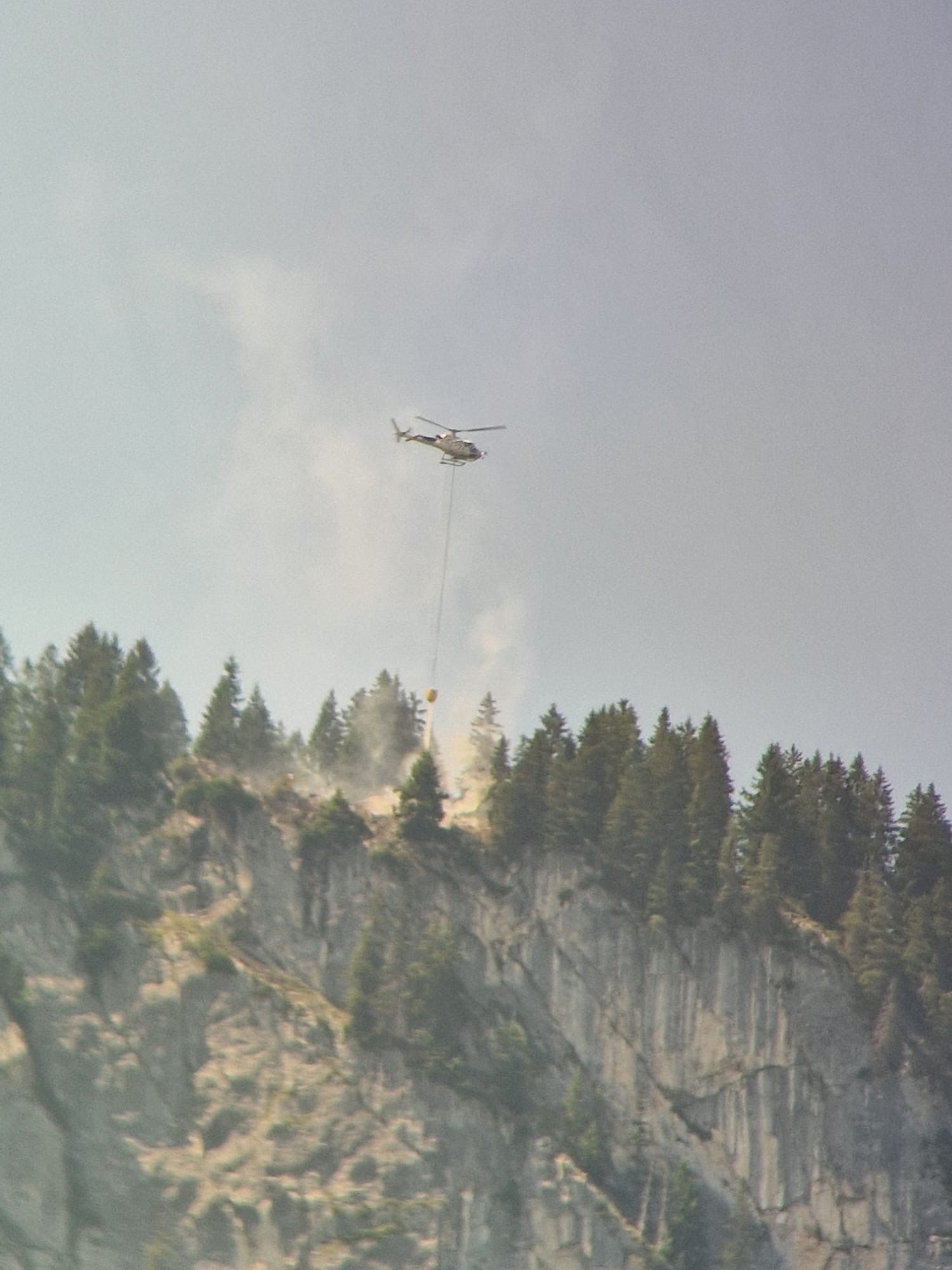 Mehrere Hubschrauber beteiligen sich an der Brandbekämpfung. 