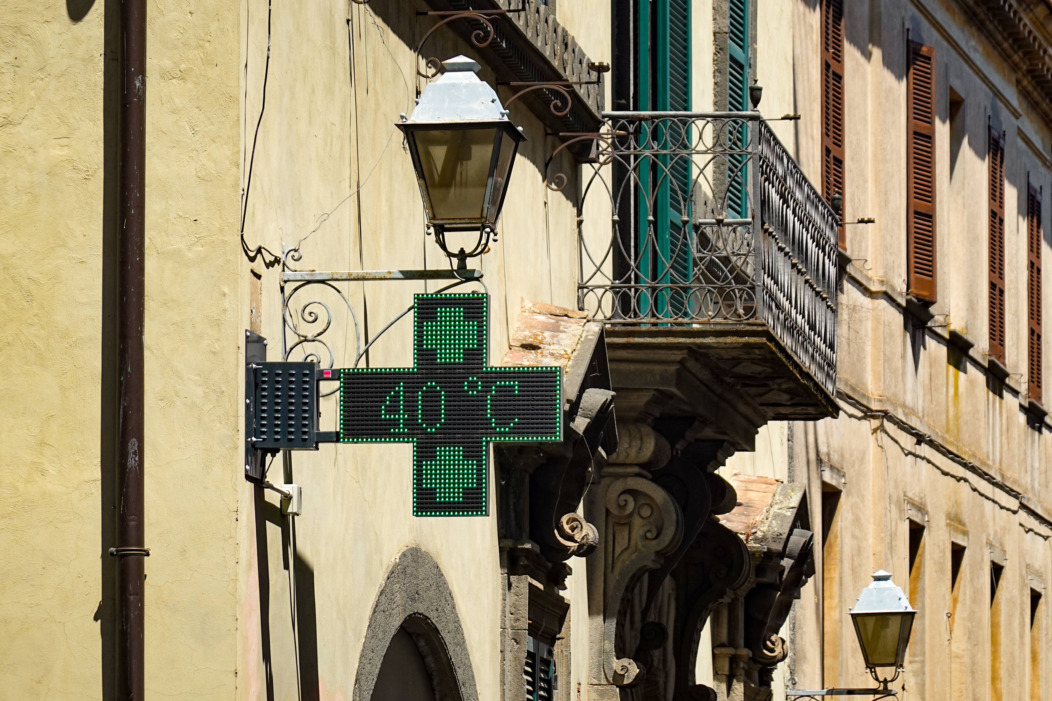 Ein digitales Apotheken-Thermometer zeigt während einer Hitzewelle am 25. Juni 2026 in Orvieto, Umbrien, Italien, 40 °C an. Die hohen Temperaturen beeinträchtigen das tägliche Leben deutlich.