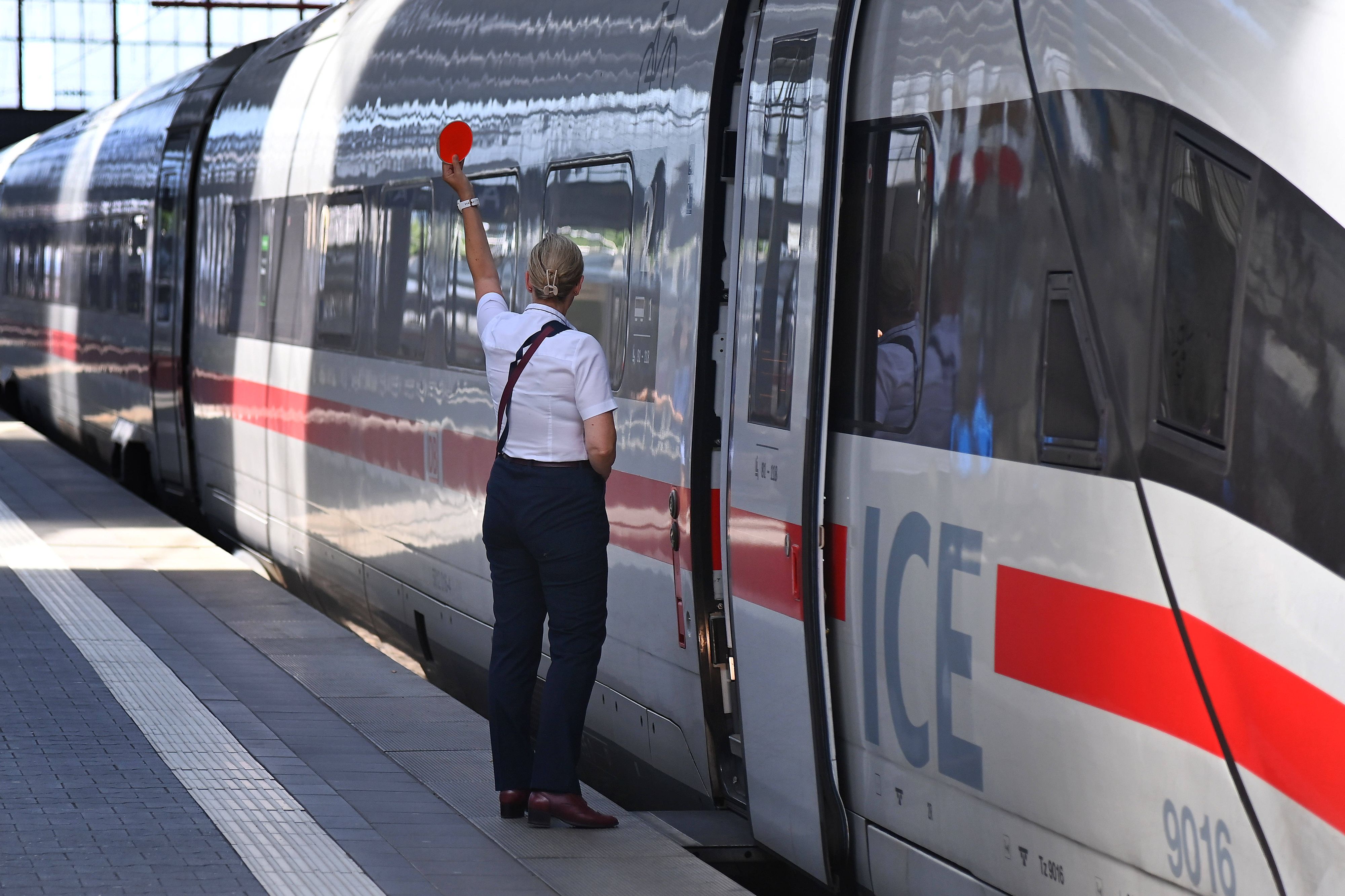 Die Hitze hat auch Deutschland im Griff. Die Deutsche Bahn warnt vor nicht notwendigen Reisen.