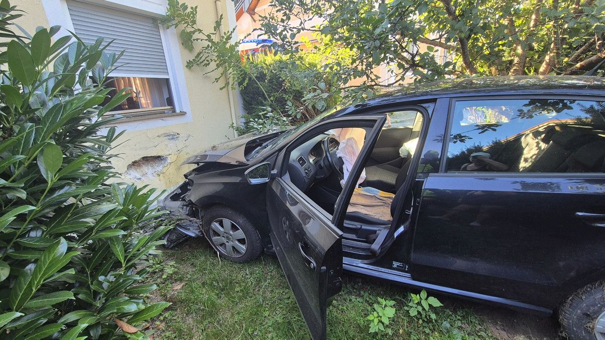 Das Auto krachte in die Hausmauer.