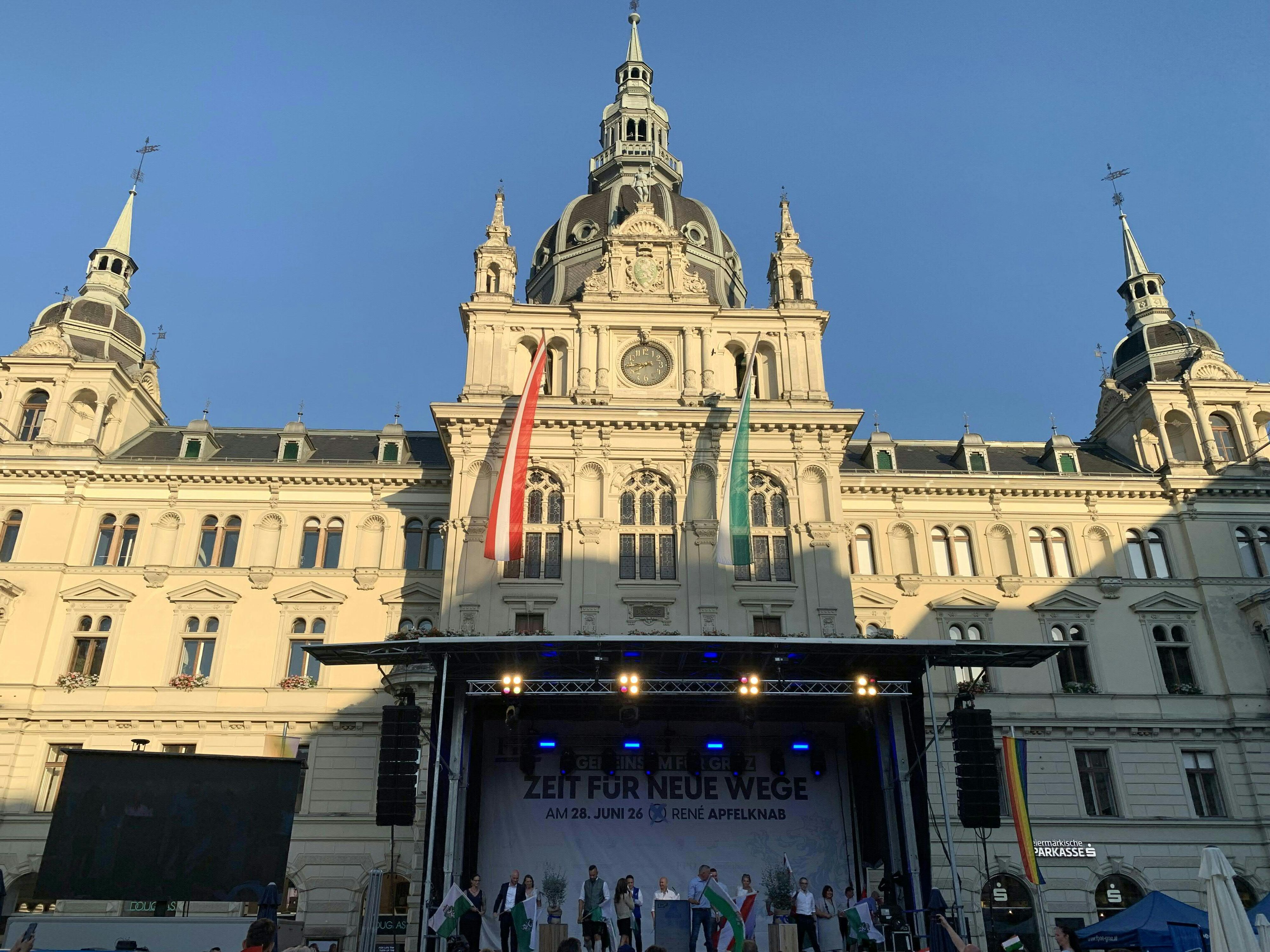 Bundesparteiobmann Herbert Kickl, Spitzenkandidat René Apfelknab und LH Mario Kunasek (alle FPÖ) am Donnerstag, 25. Juni 2026, anlässlich des Wahlkampfabschlusses der FPÖ in Graz