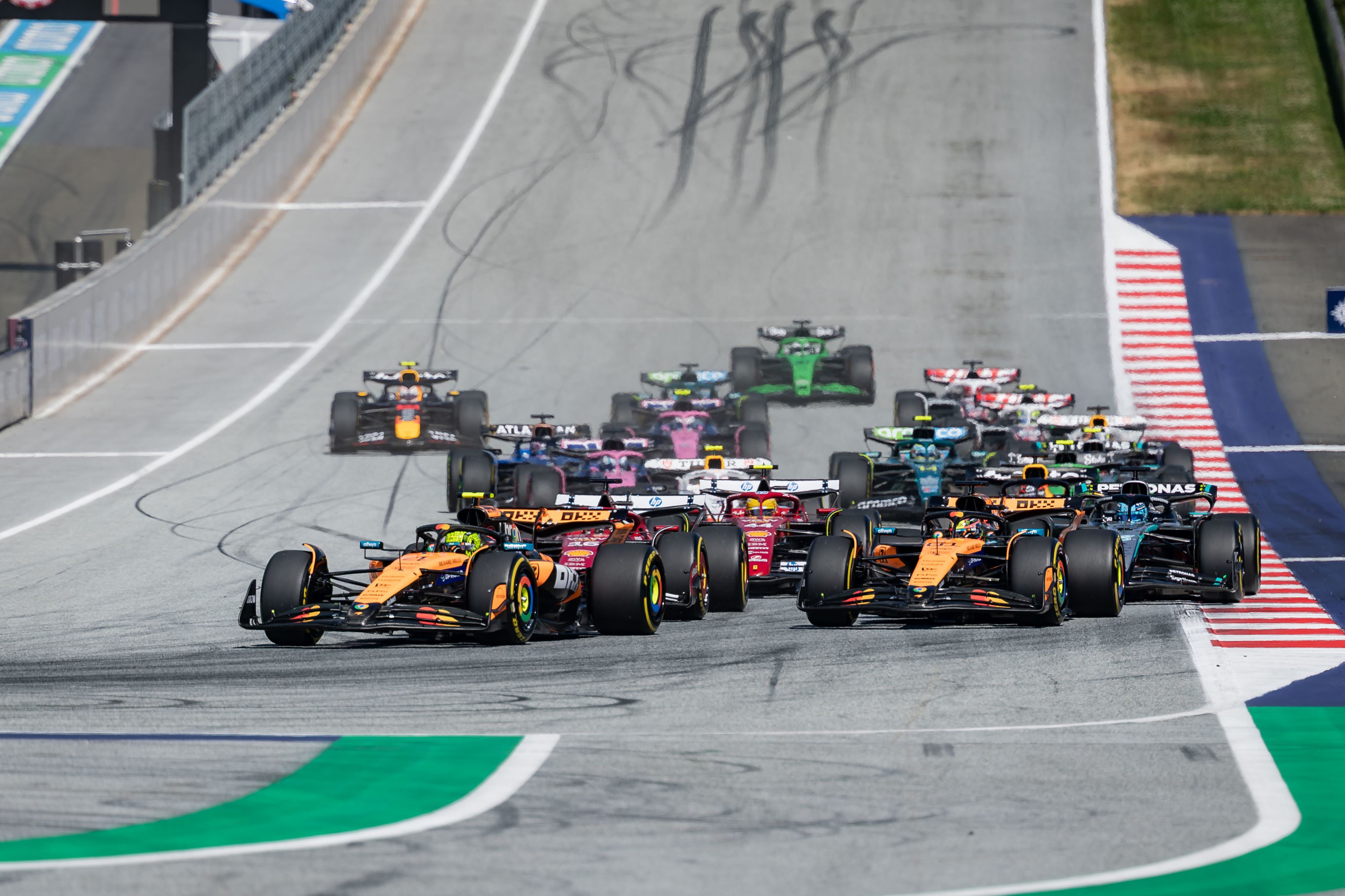 Heute.at - Russell siegt in Spielberg vor Verstappen und Antonelli