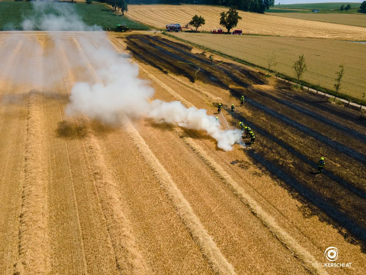Das staubtrockene Feld wurde zum Teil ein Raub der Flammen.