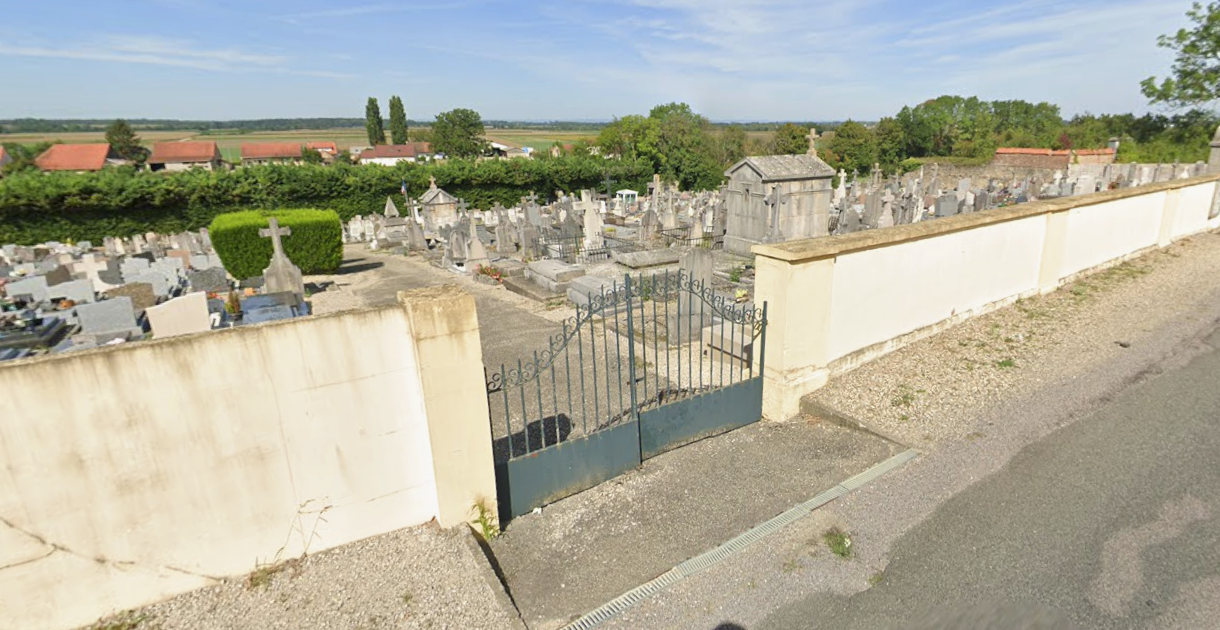 Auf dem Friedhof der kleinen Gemeinde Pierre-de-Bresse gibt es keinen Schatten.