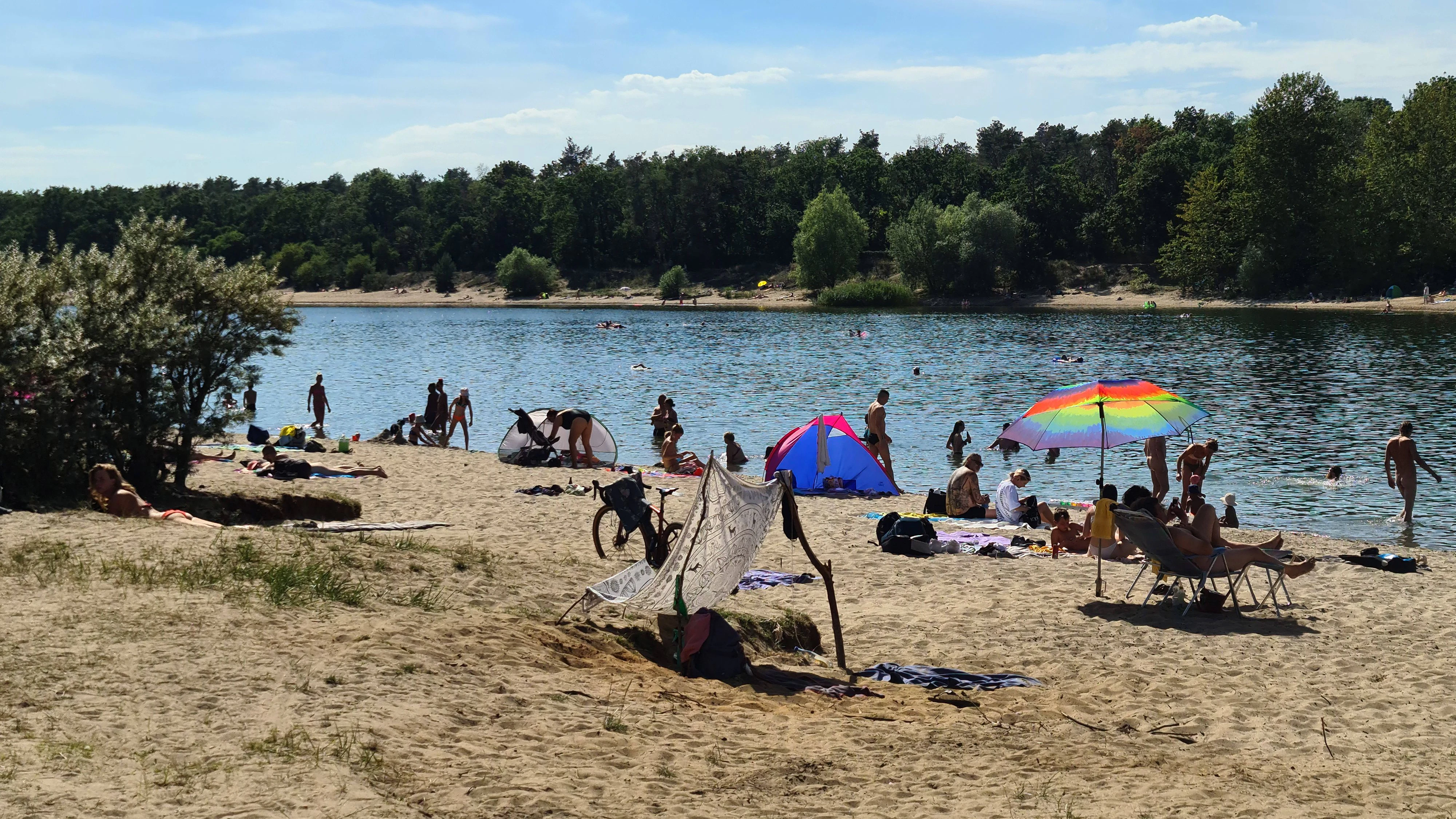 Menschen am Kaulsdorfer Baggersee an einem heißen Sommertag in Berlin.