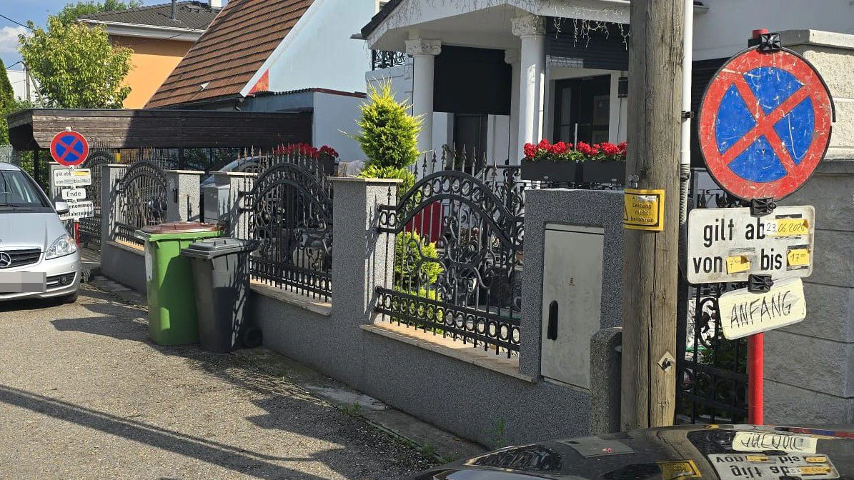 Als Kevin diese beiden Schilder vor seinem Haus sah, vermutete er bereits Schlimmes.