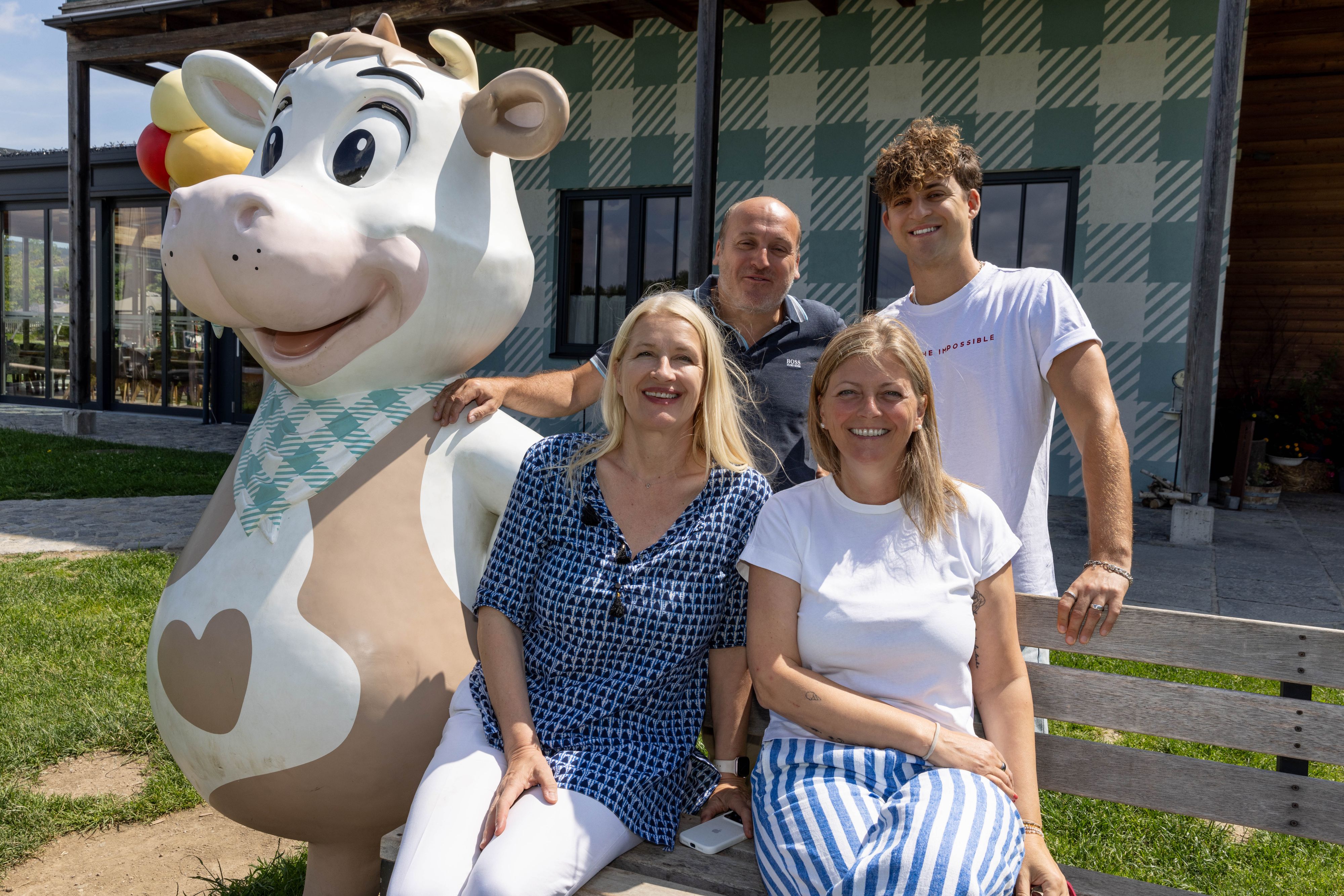 Claudia Stöckl mit Familie Blochberger rund im Magier Fab Fox