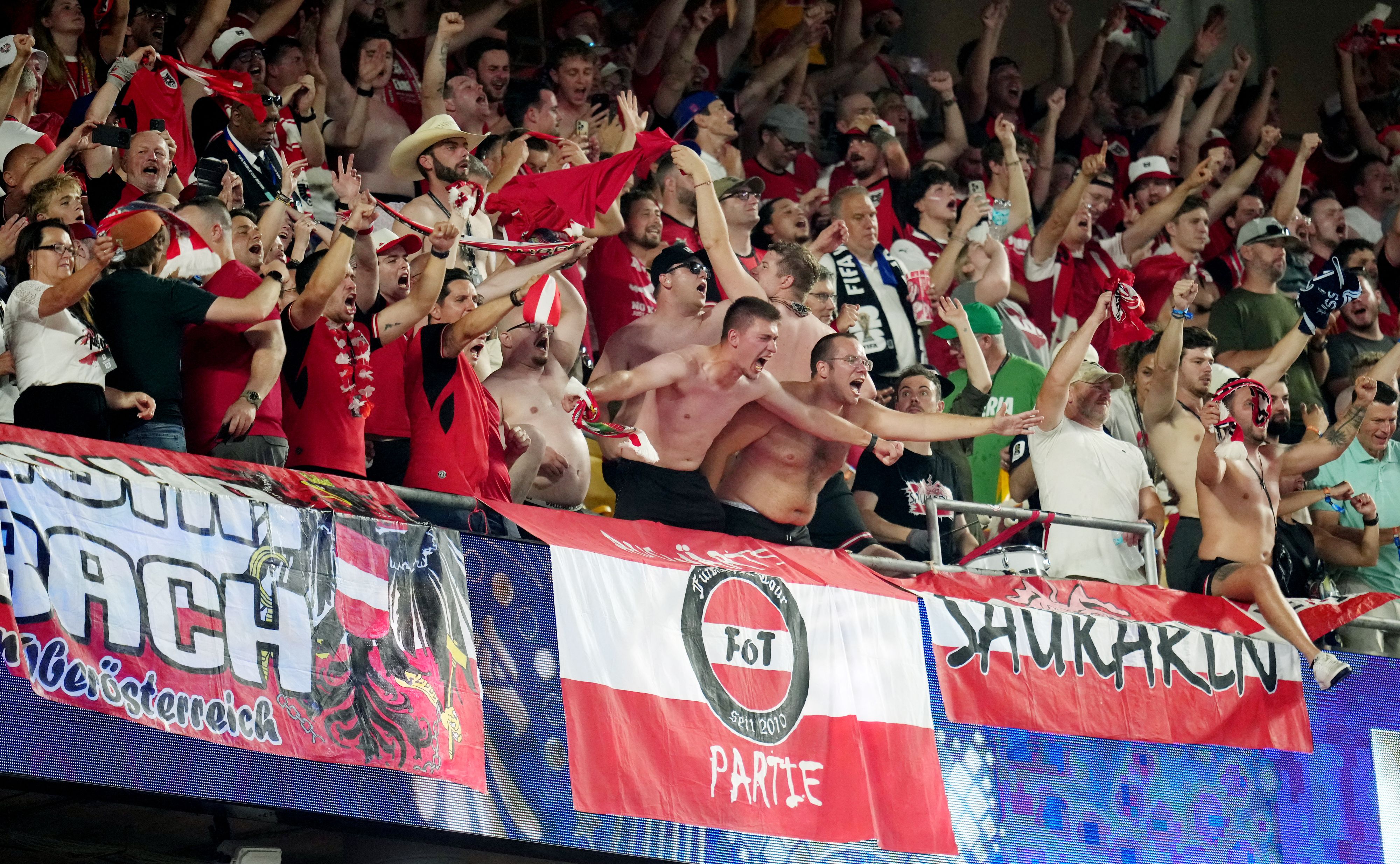 Österreich-Fans sind außer sich vor Freude.