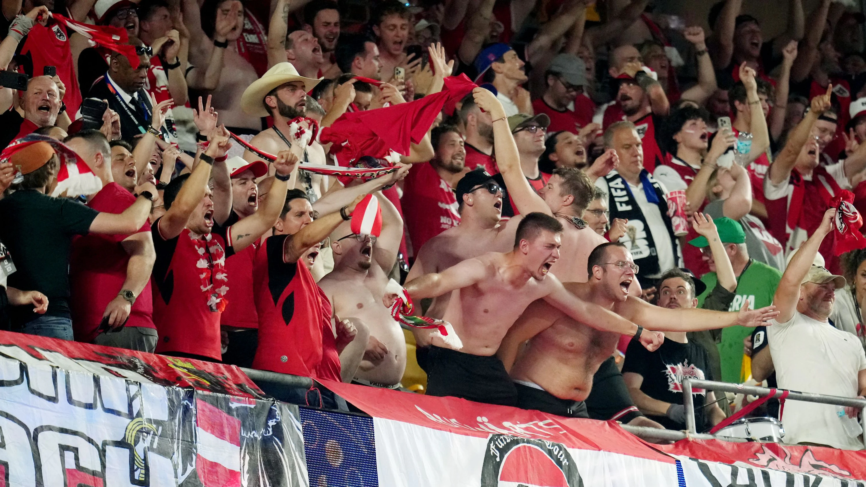 Österreich-Fans sind außer sich vor Freude.