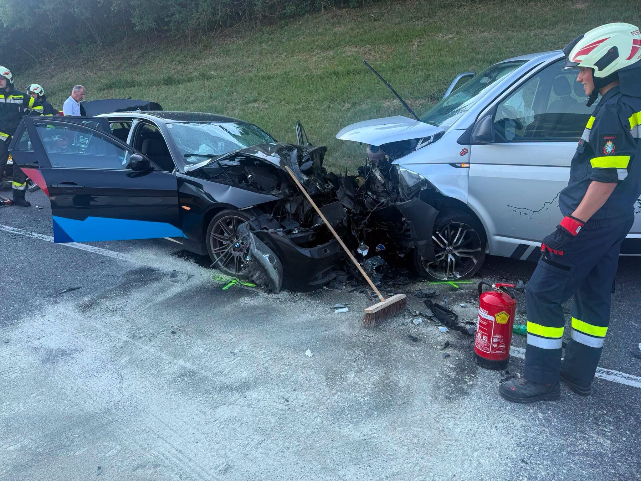 Die beiden Autos krachten frontal zusammen (Symbolbild).
