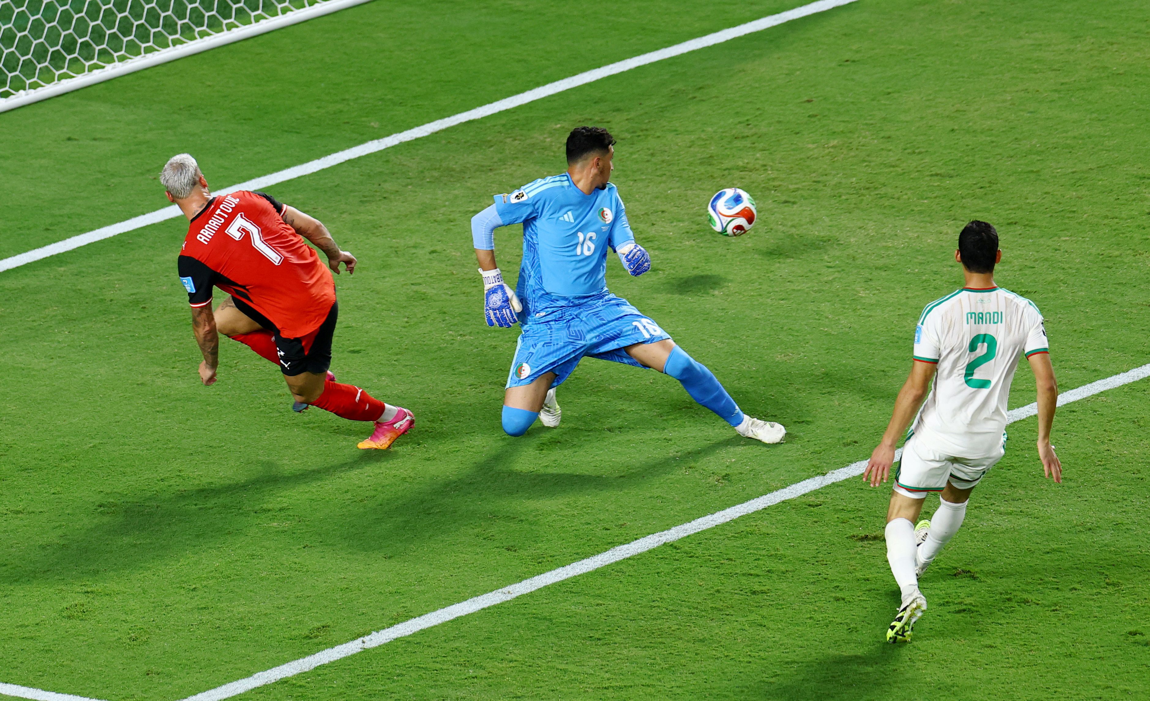 Marko Arnautovic chipt den Ball an Goalie Oussama Benbot vorbei