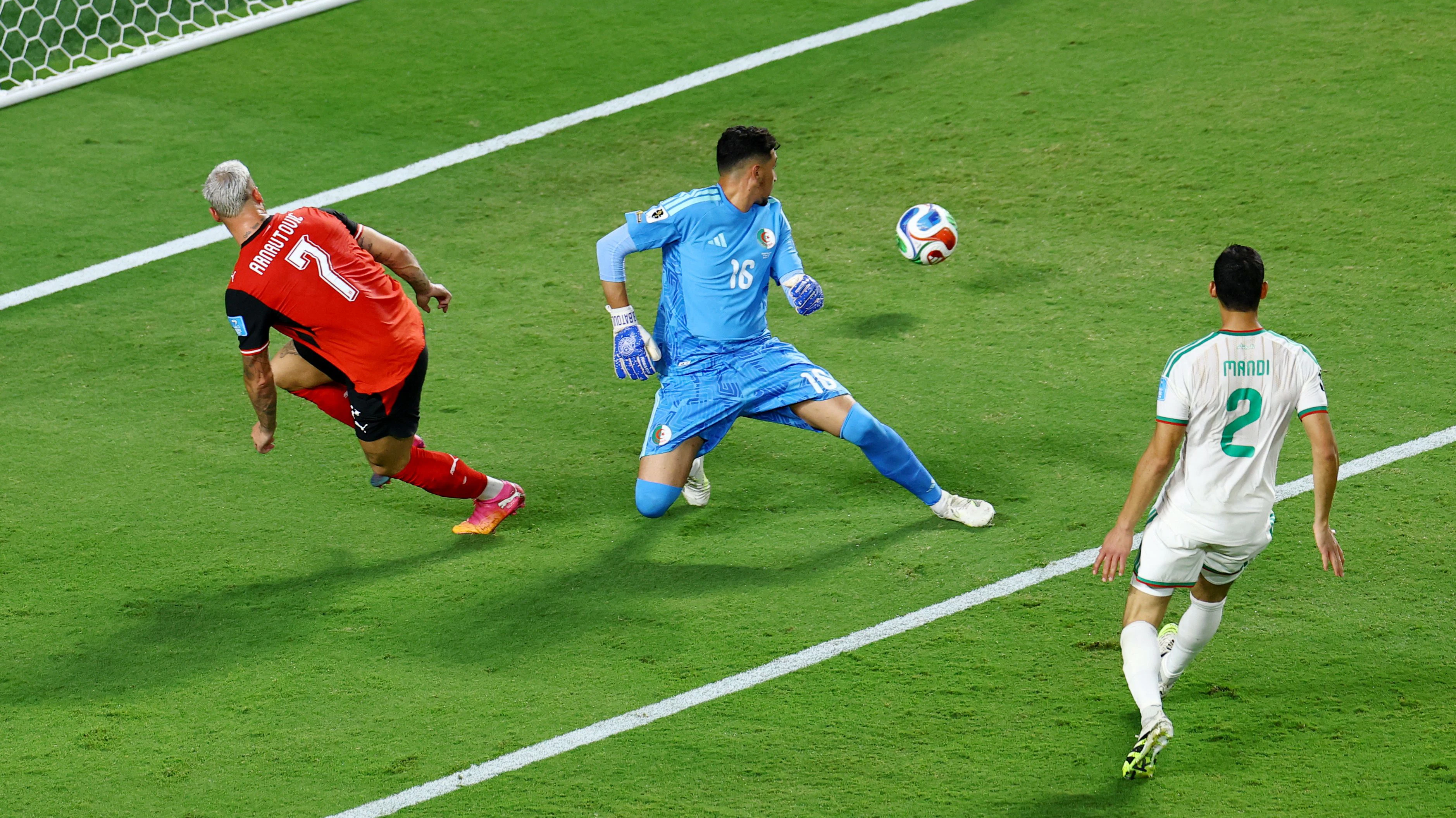 Marko Arnautovic chipt den Ball an Goalie Oussama Benbot vorbei