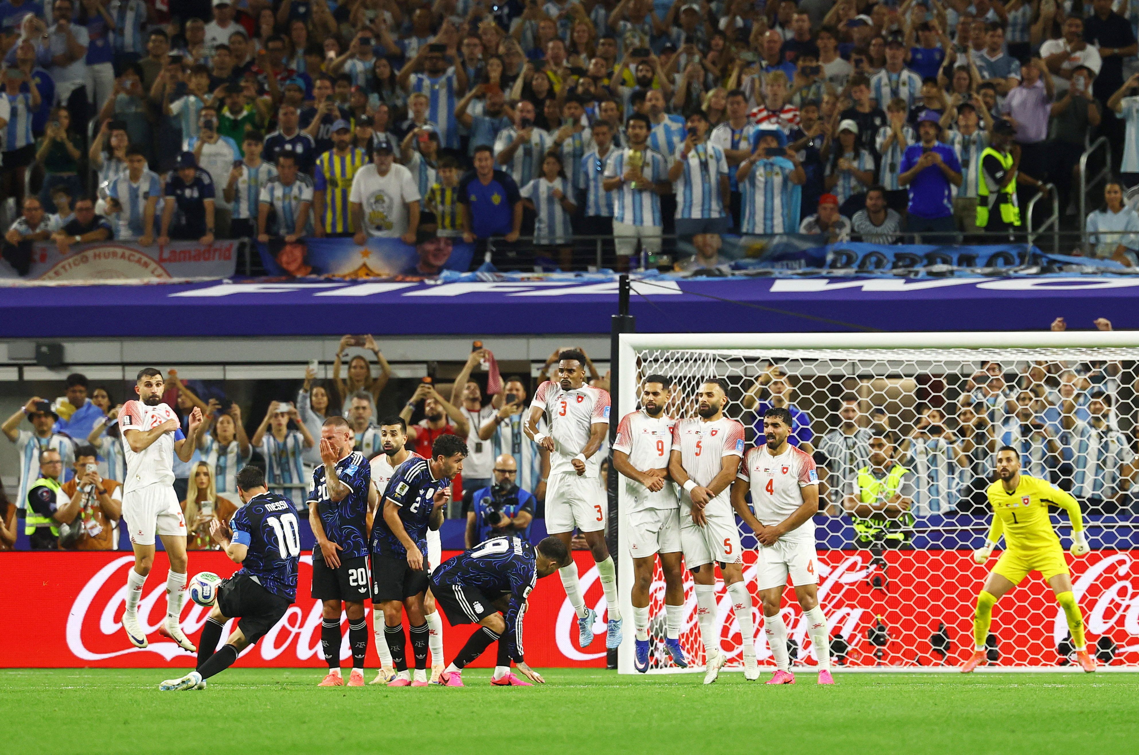 Lionel Messi trifft per Freistoß
