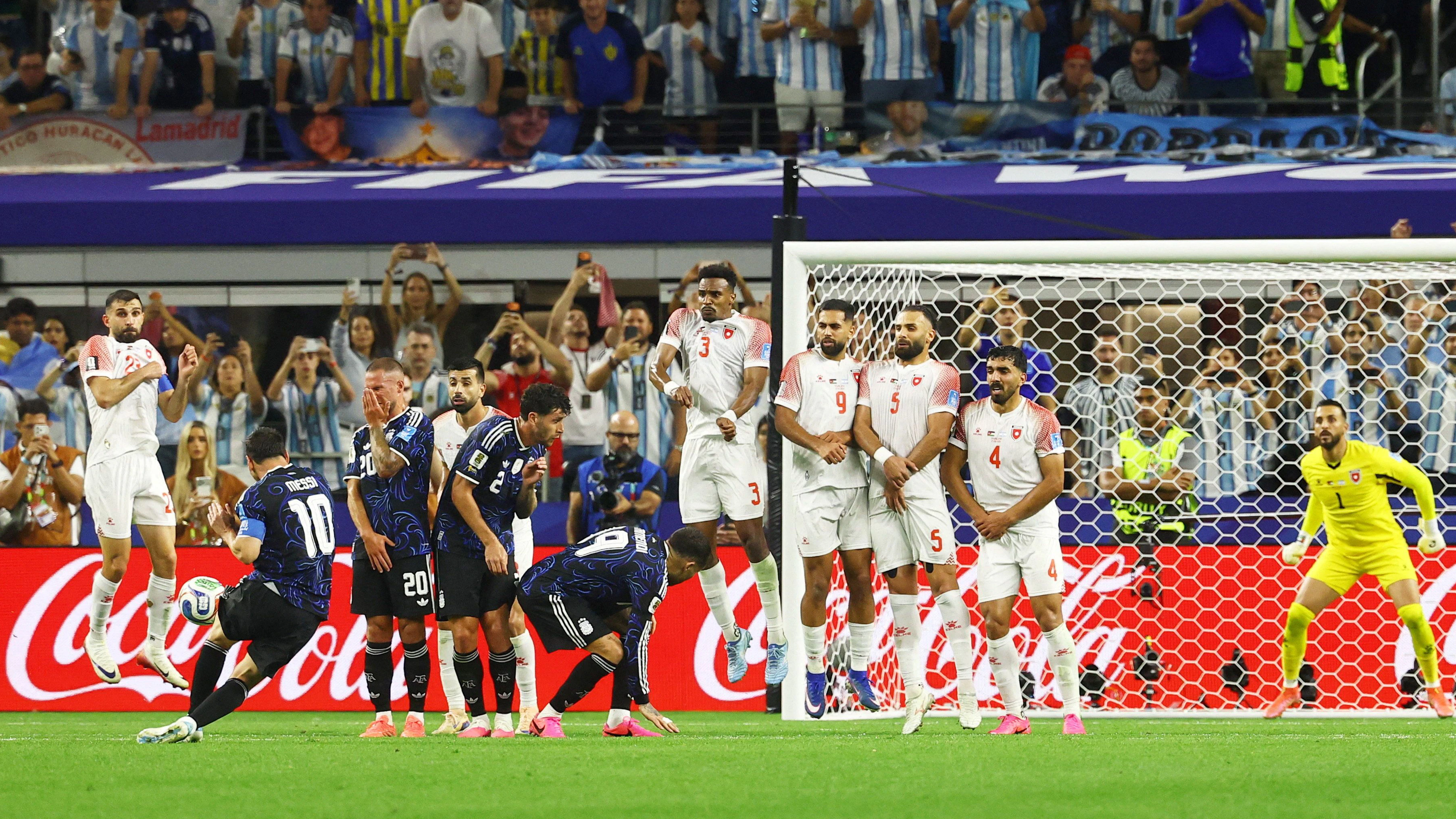 Lionel Messi trifft per Freistoß
