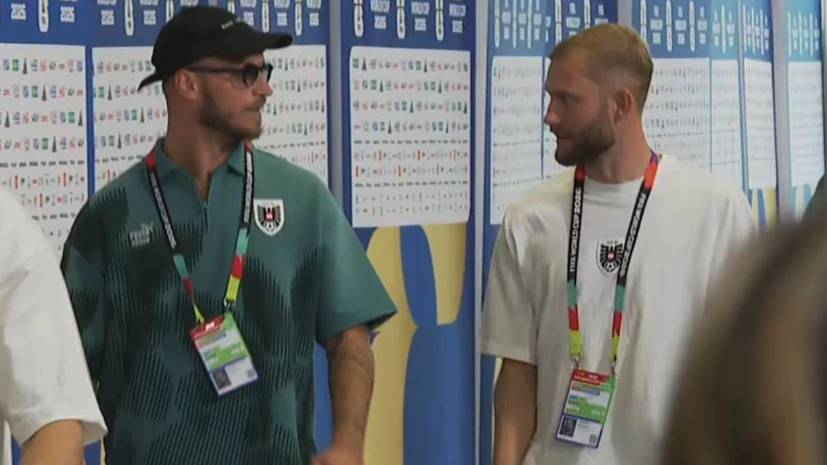 Die Mannschaft ist bereits im Stadion. 