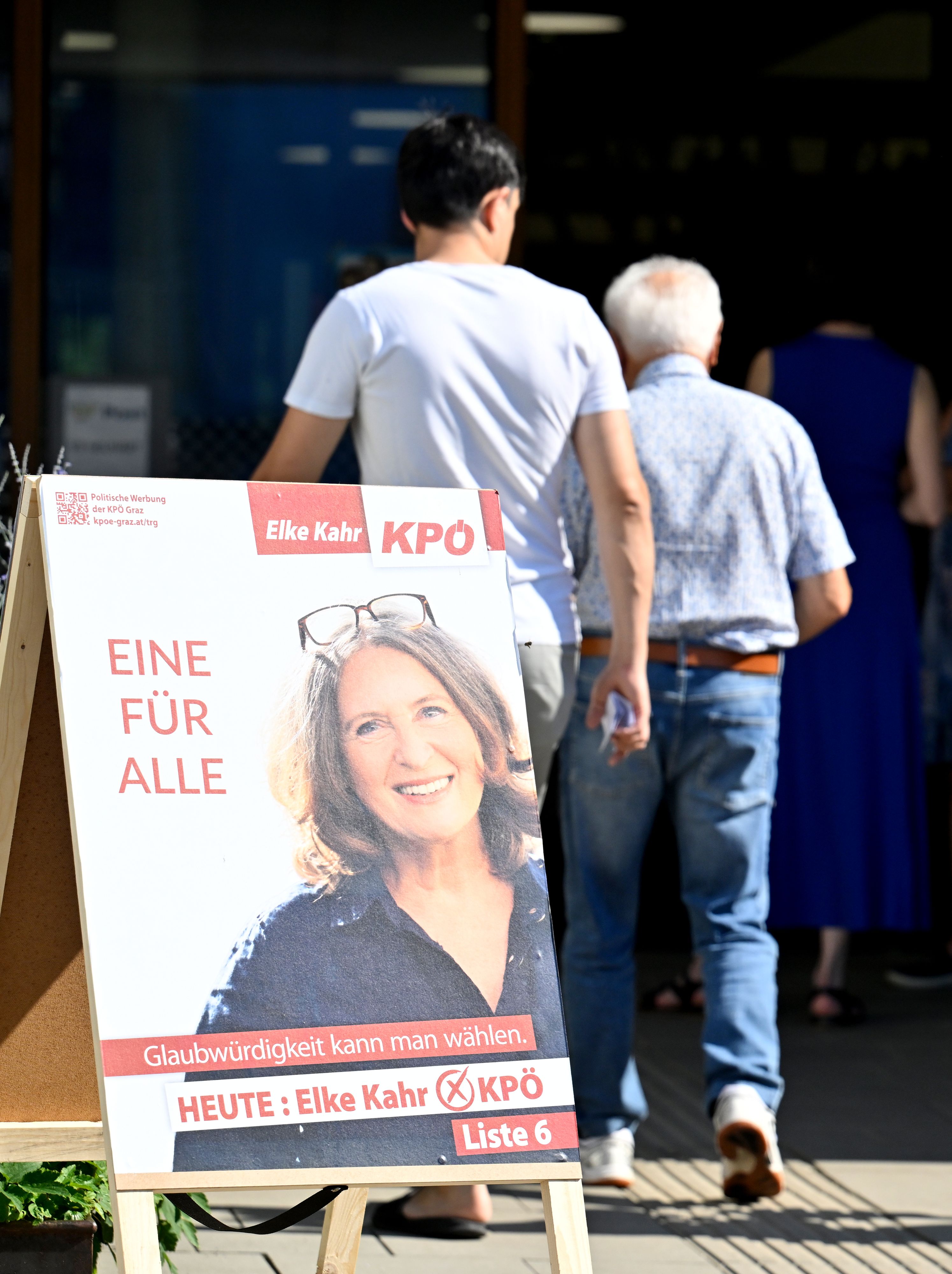 Wahlplakate vor Wahllokalen sorgen in Graz für große Aufregung. 