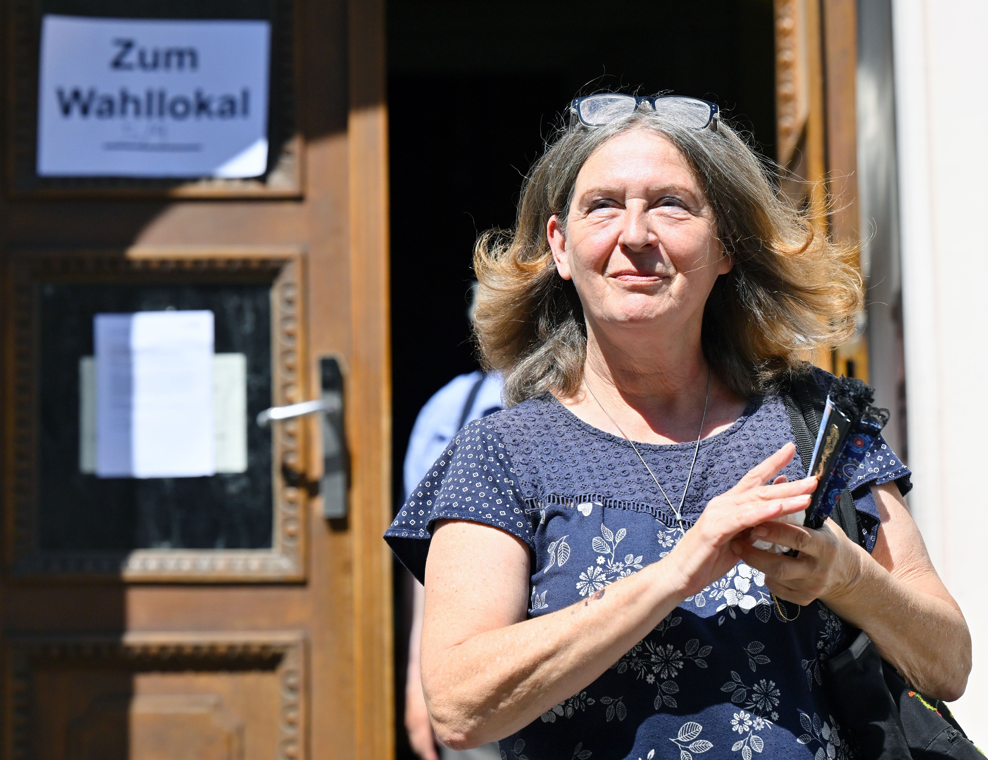 Bürgermeisterin Elke Kahr (KPÖ) nach ihrer Stimmabgabe im Wahllokal.