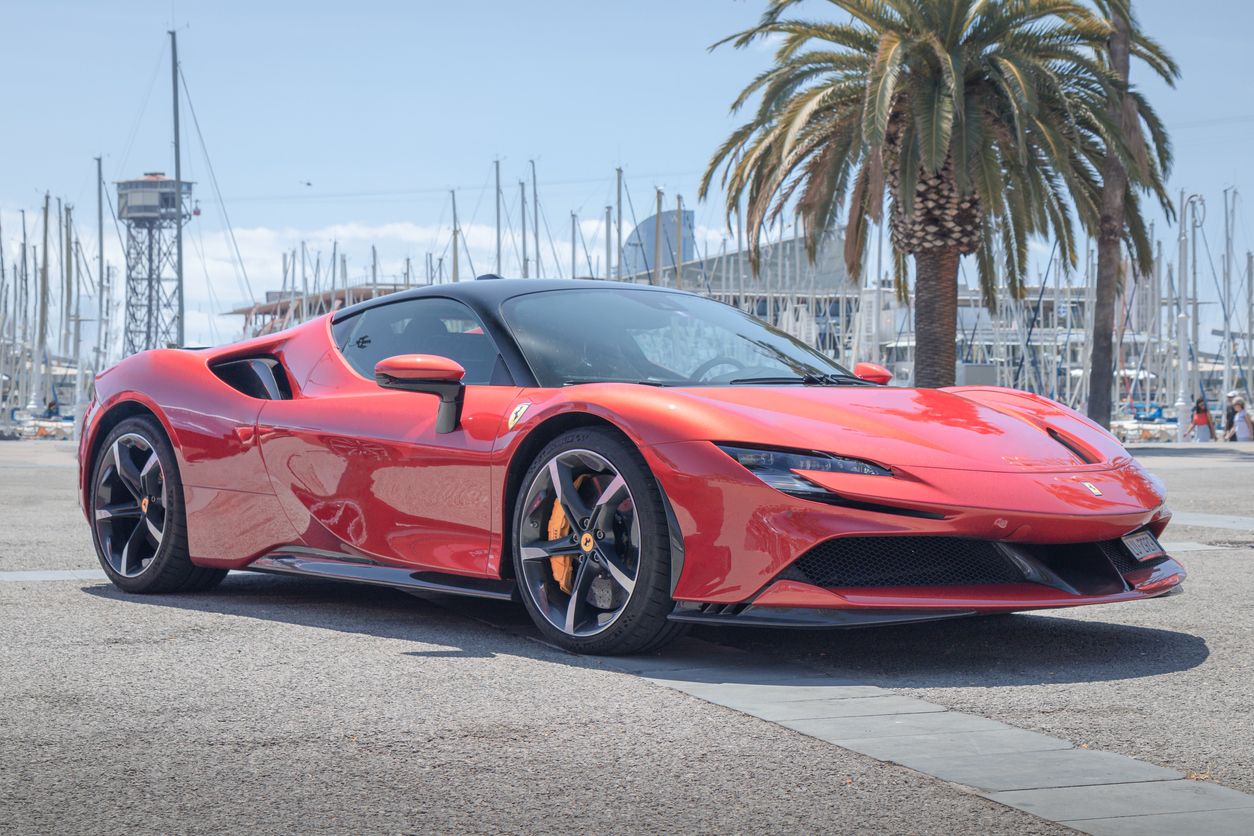 So ein Ferrari SF90 Stradale mit V8 Motor steht nun vorerst in Wien-Simmering am Parkplatz der MA48.