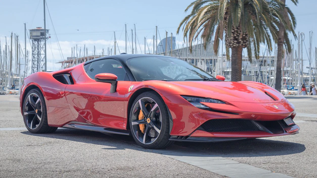 Heute.at - Ferrari-Fahrer rast durch Wien – 435.000-Euro-Auto weg