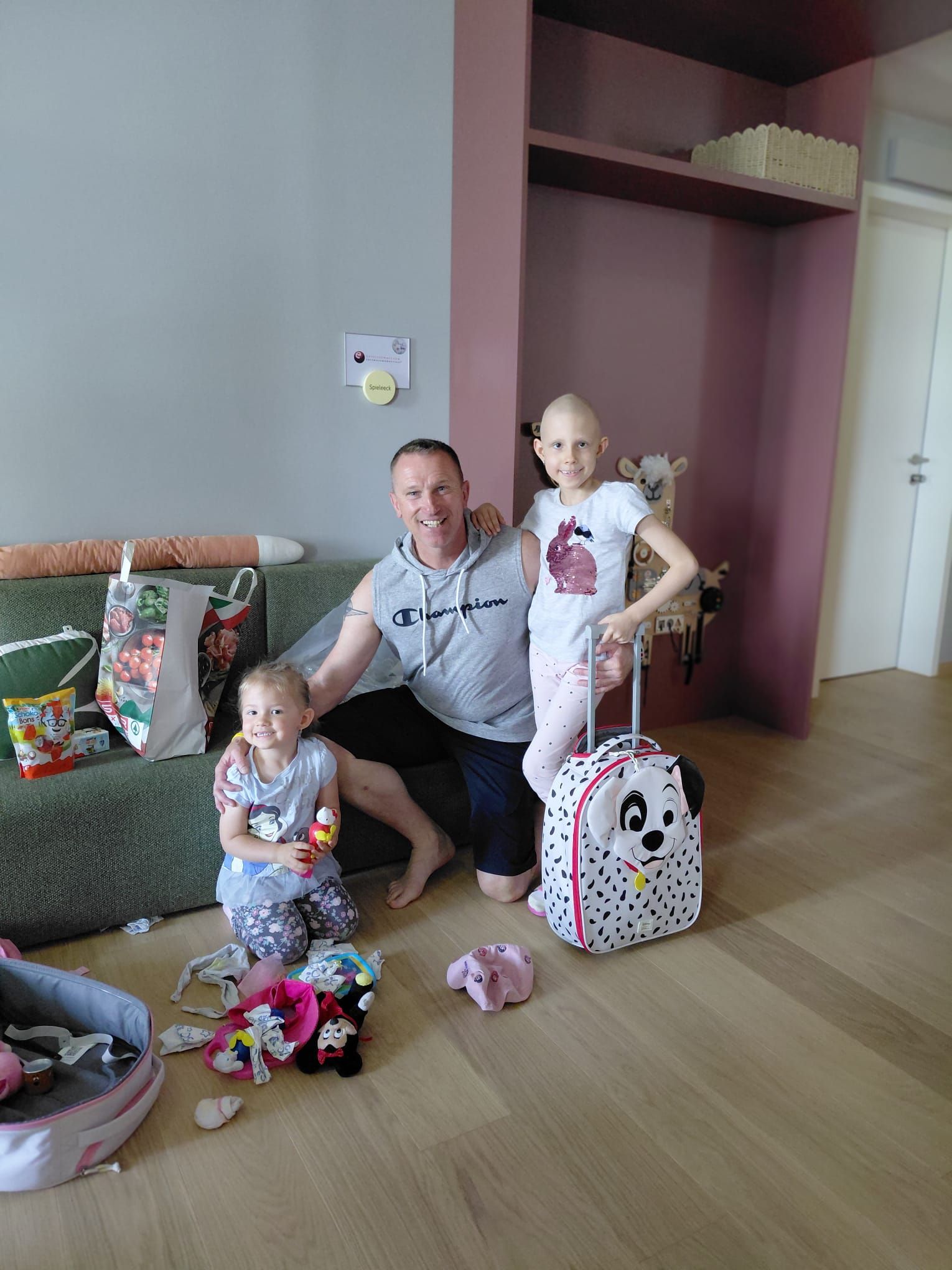 Polizist mit Liana (r.) und ihrer Schwester  