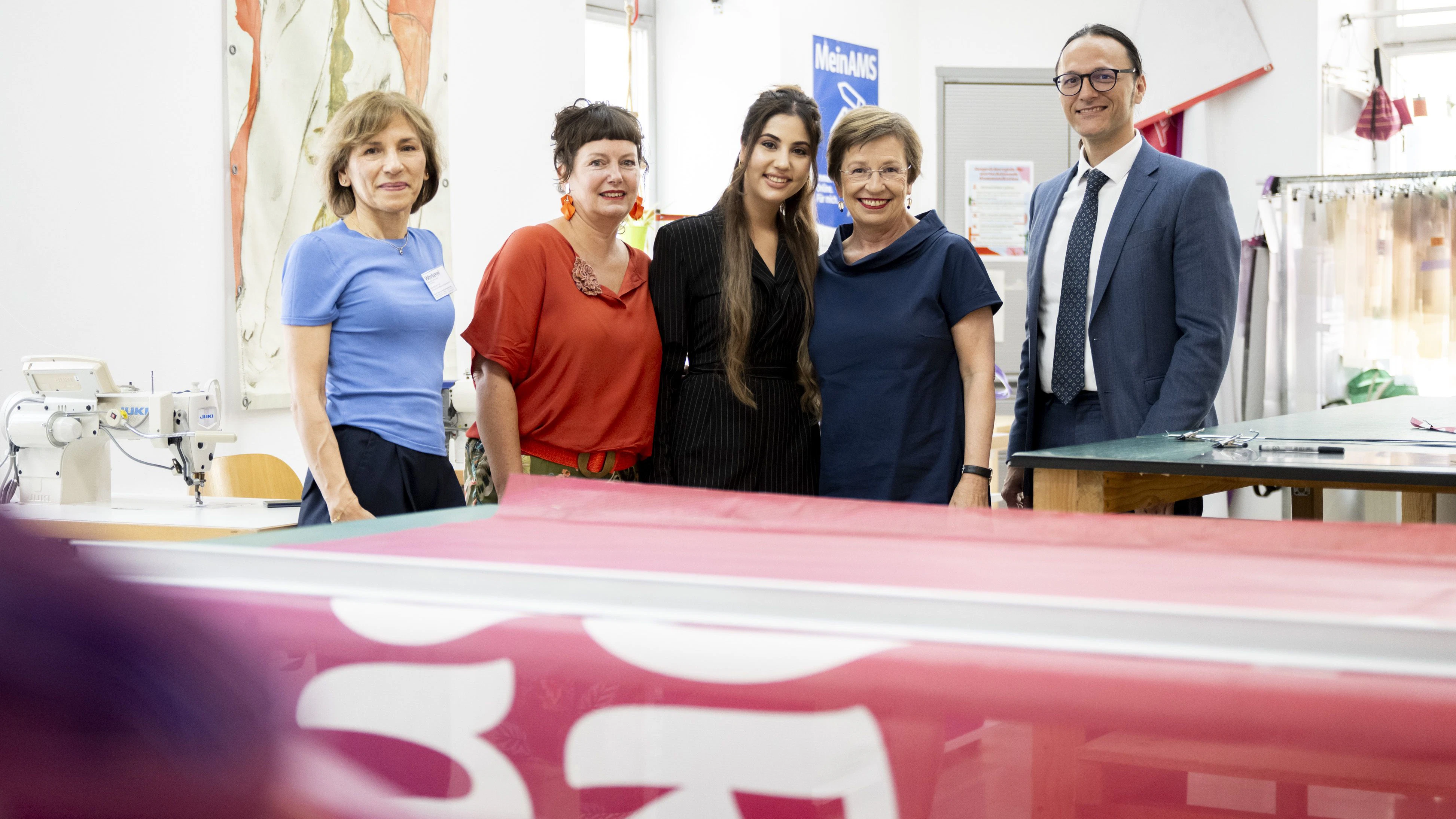 Subhia M. (Mitte) aus Syrien fand von der Wörkerei aus eine Stelle als Assistentin in der Ordination des Wiener Schönheitschirurgen Modar Koujan (r.)