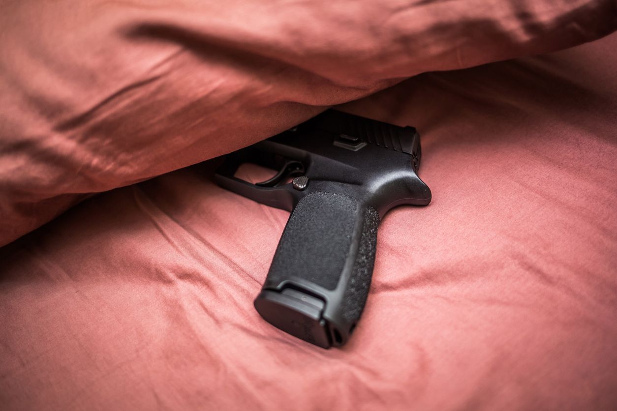 Die Waffe lag unbemerkt unter dem Bett.