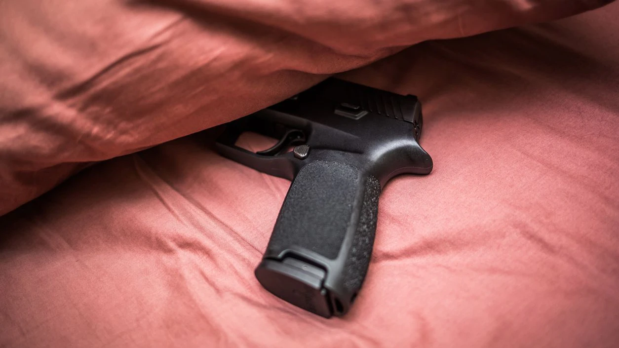 Heute.at - Wiener Polizistin vergaß Waffe bei Gspusi unterm Bett