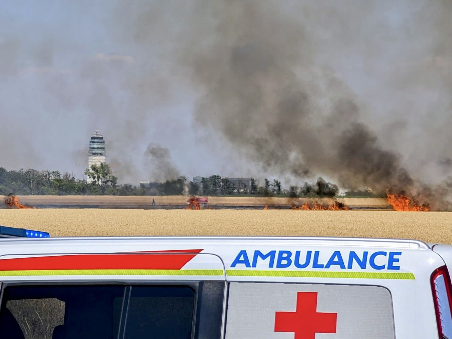 Feuer beim nahe des Flughafens Wien-Schwechat