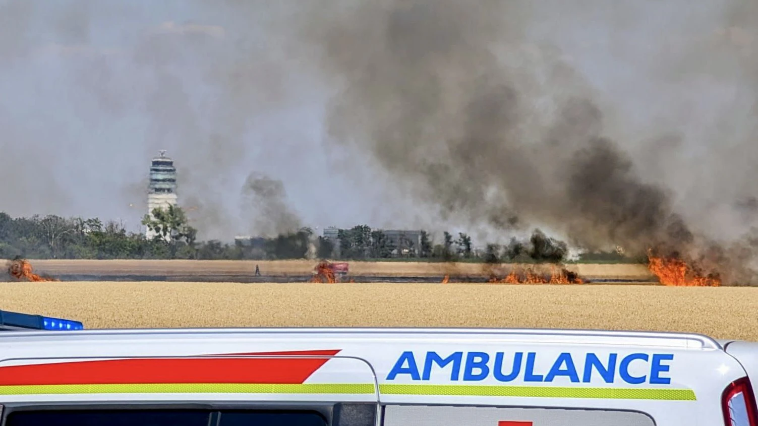 Feuer beim nahe des Flughafens Wien-Schwechat