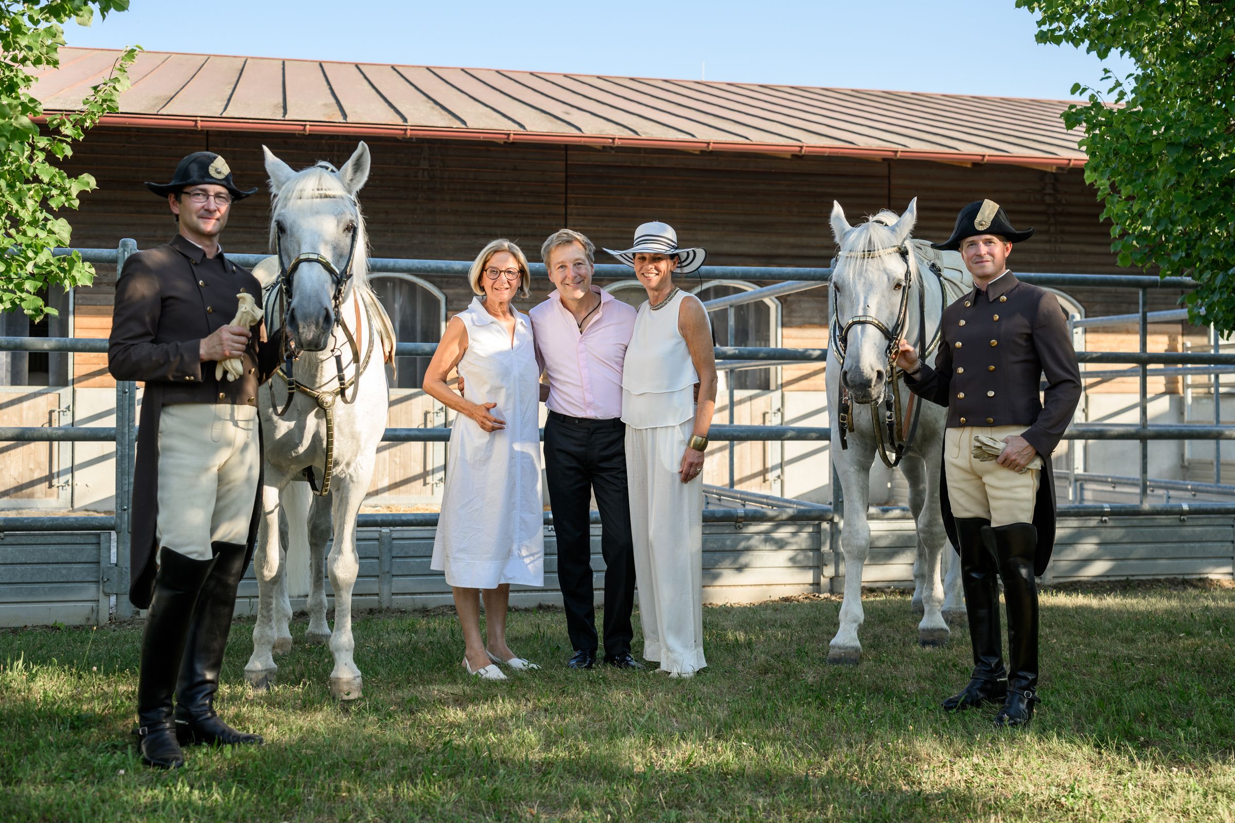Johann Mikl-Leitner, Max Müller und Vera Russwurm mit Bereitern und edlen Lipizzanern