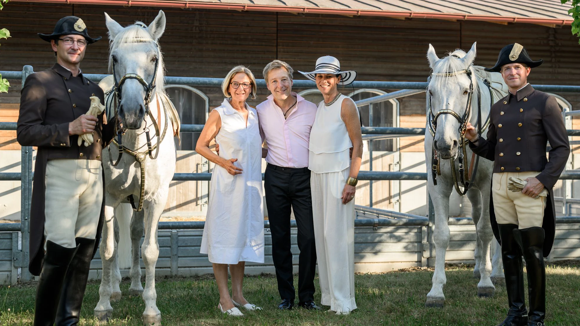Heute.at - 2.000 Fans feiern Lipizzaner und TV-Star Max Müller