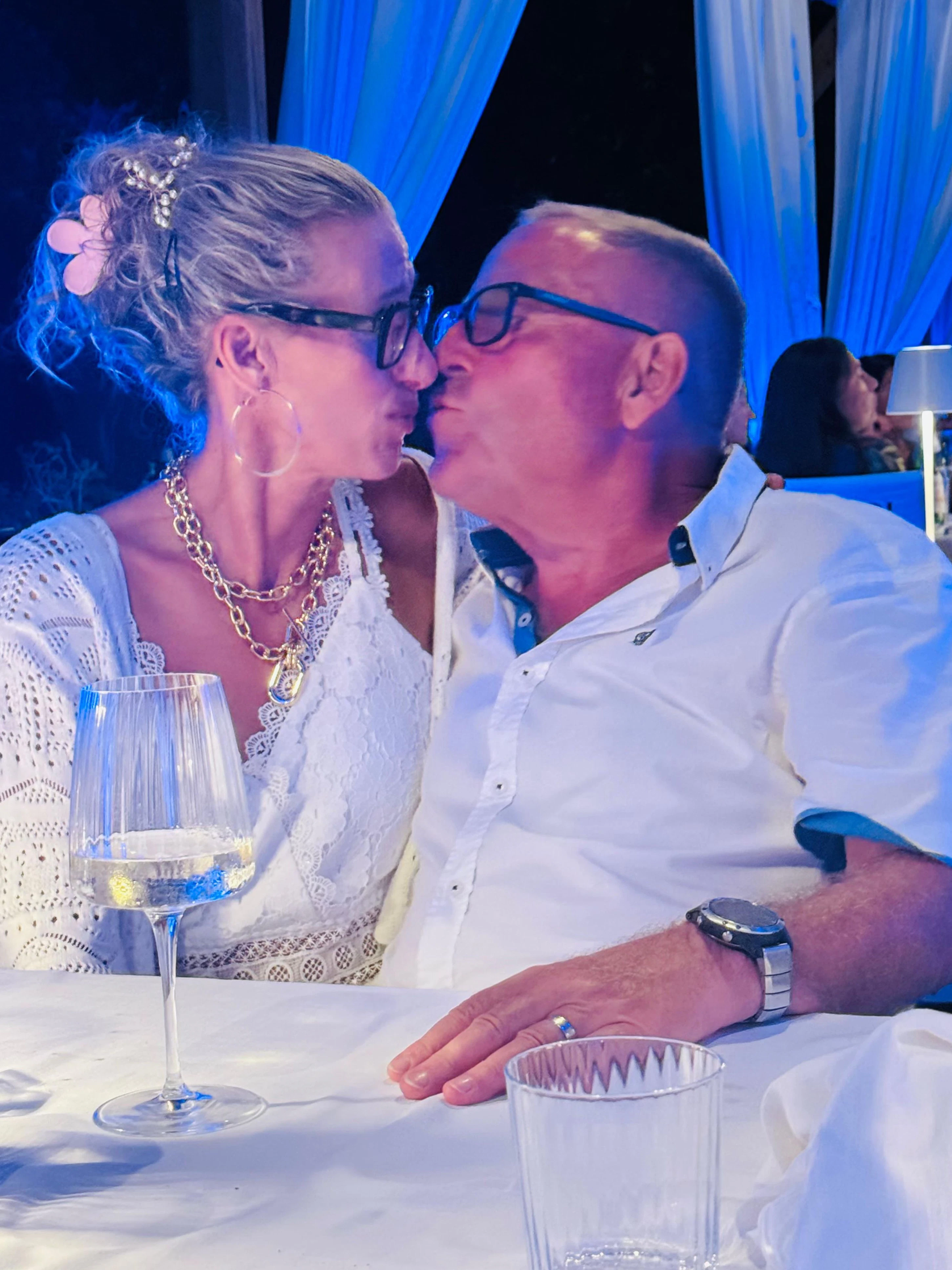 "Unser Brautpaar Dietmar und Nicole", zeigt "Mausi" glücklich