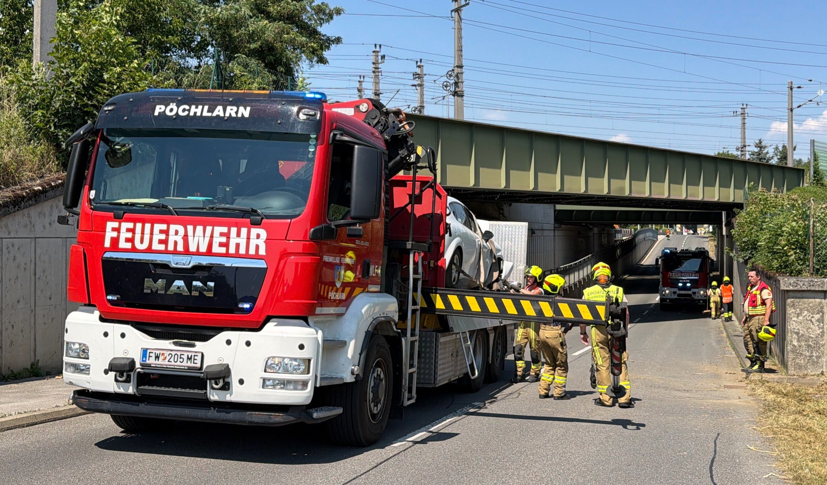 Eine Autolenkerin verlor aus bisher ungeklärter Ursache die Kontrolle über ihren Pkw und prallte gegen eine Eisenbahnbrücke.