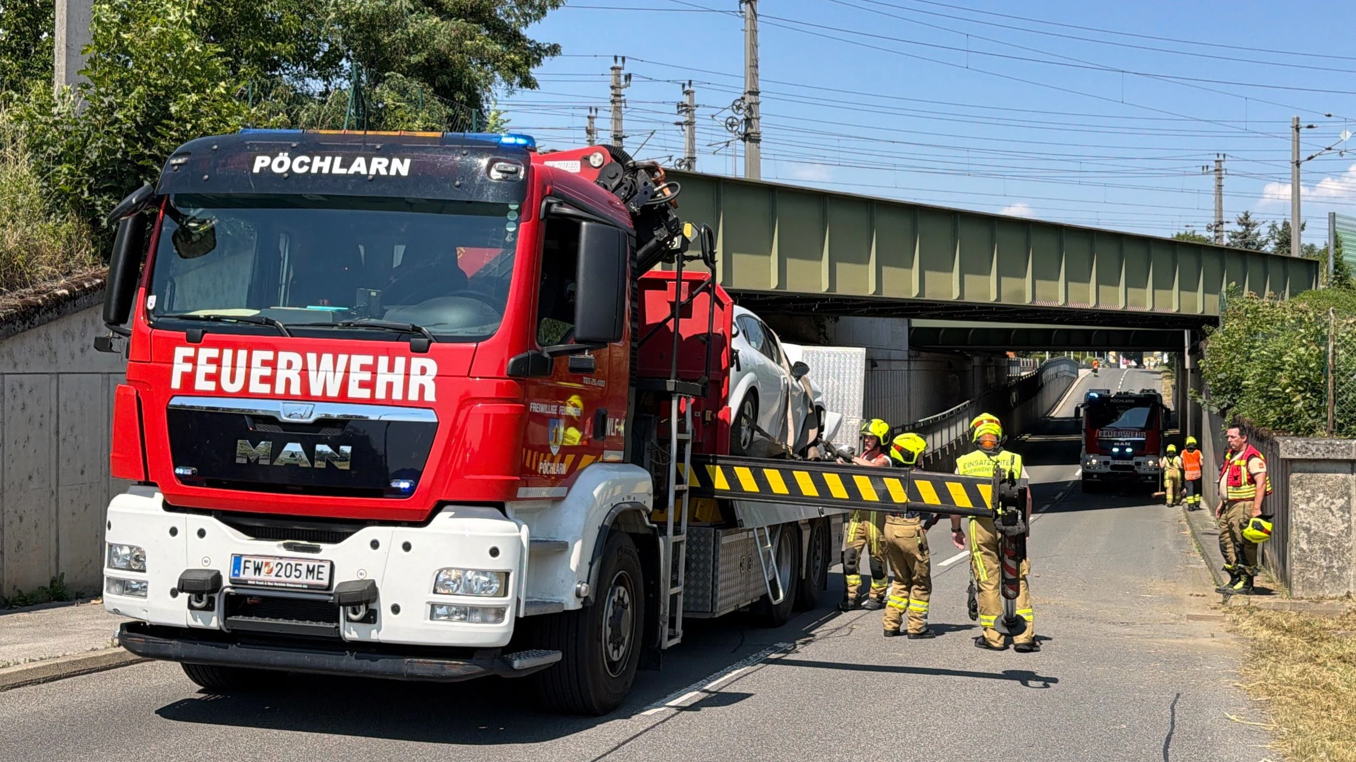 Eine Autolenkerin verlor aus bisher ungeklärter Ursache die Kontrolle über ihren Pkw und prallte gegen eine Eisenbahnbrücke.