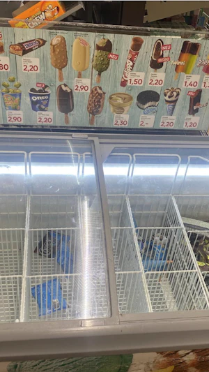 Hitzewelle in Wien: Bei 40 Grad sind viele Eissorten in Supermärkten rasch ausverkauft. Hohe Nachfrage sorgt für leere Kühltruhen.
