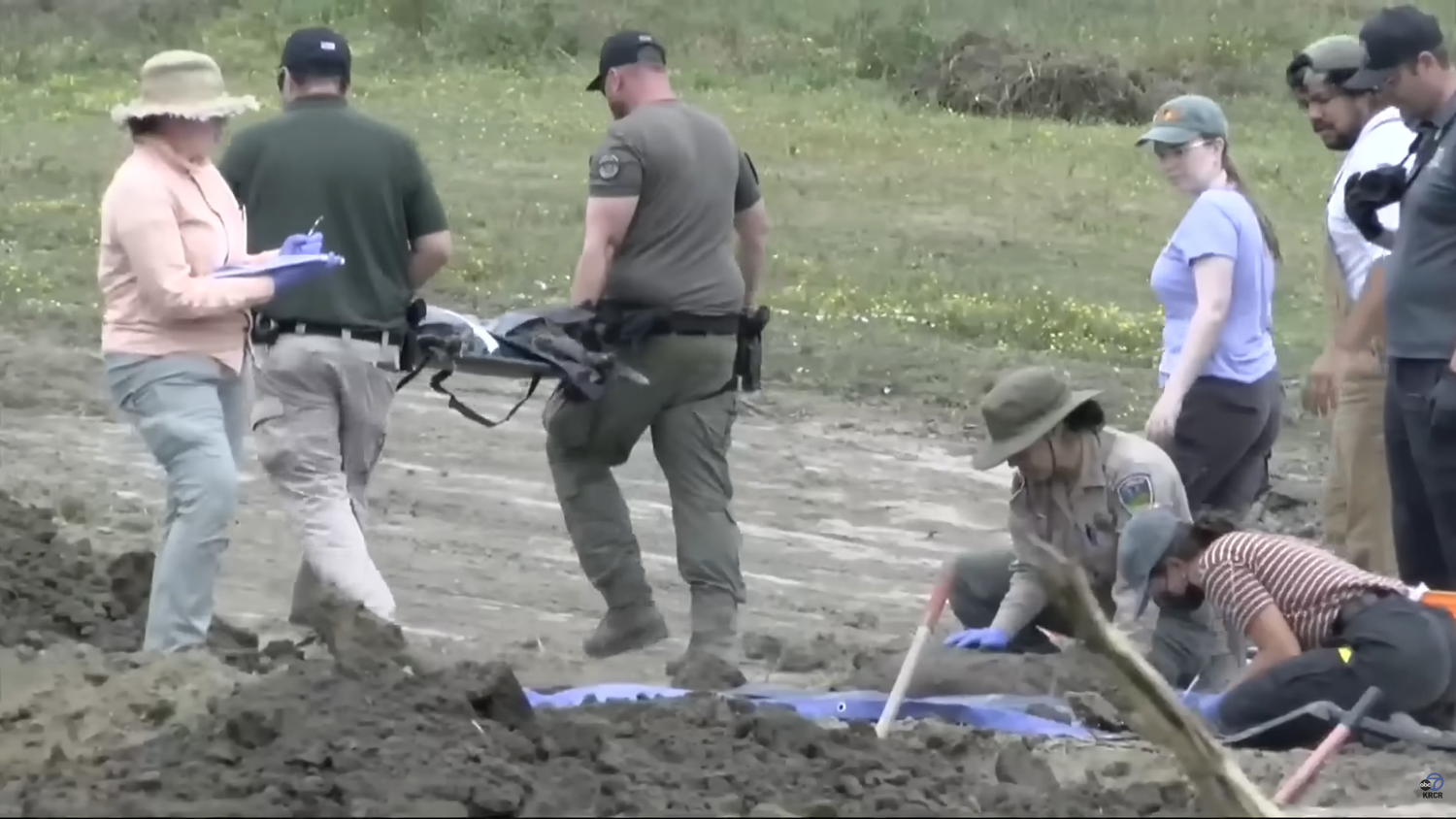 Einsatzkräfte bergen die Überreste von Hunden aus Massengräbern am Gelände des Miranda's Rescue 