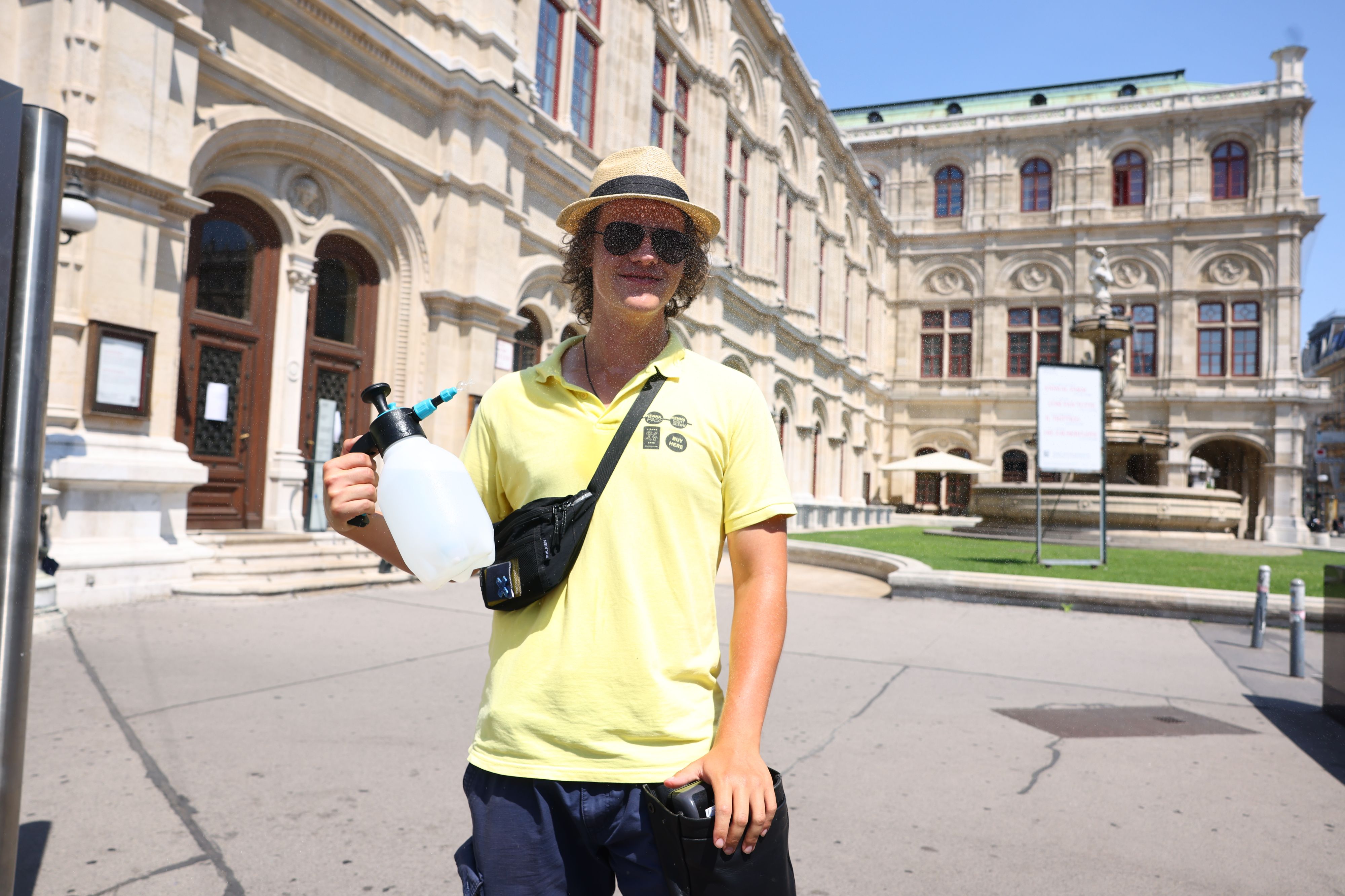Wiener Christian kühlt sich mit seiner Sprühflasche ab.