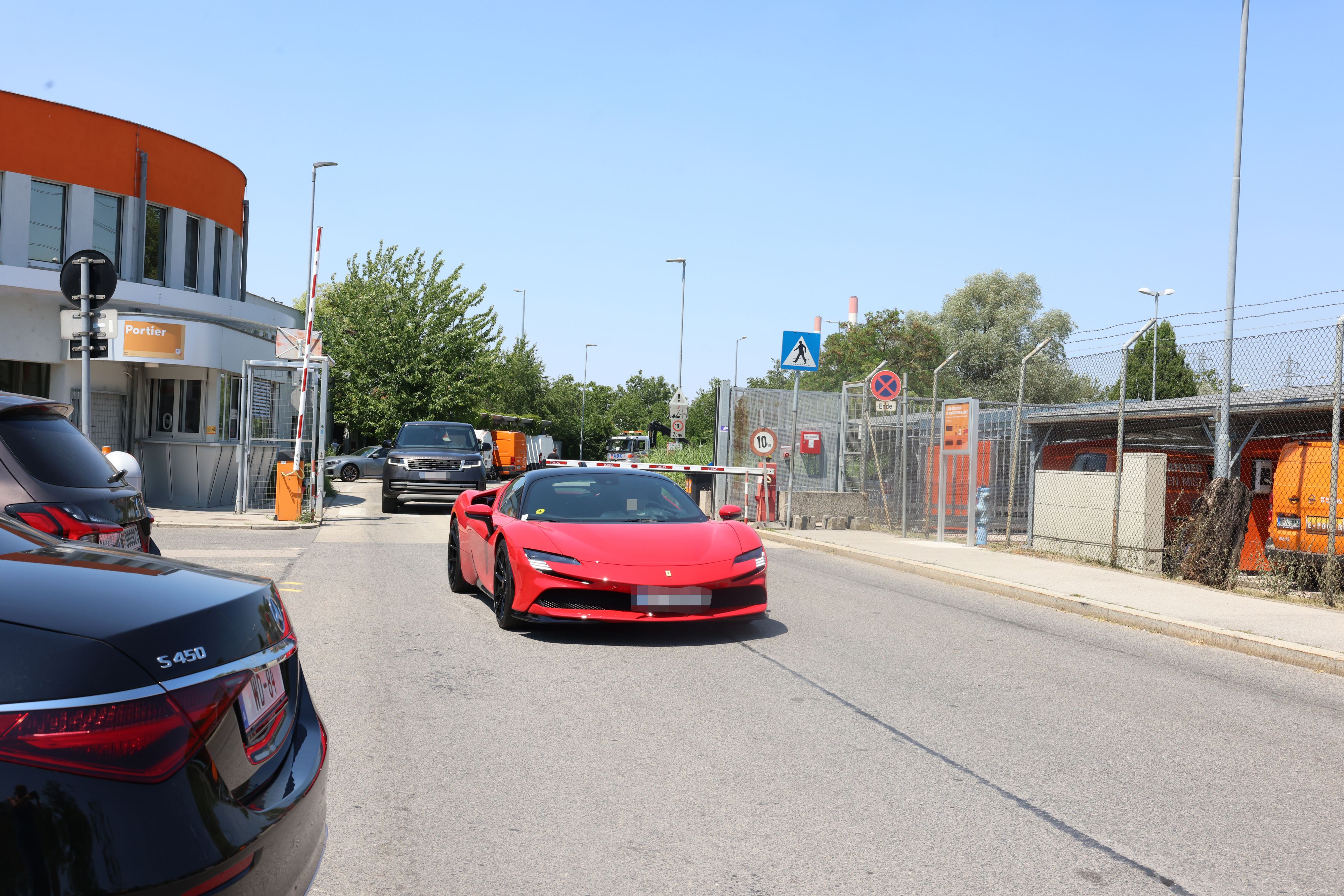 Der Besitzer holte Montagmittag seinen vorläufig beschlagnahmten Ferrari in Simmering ab.