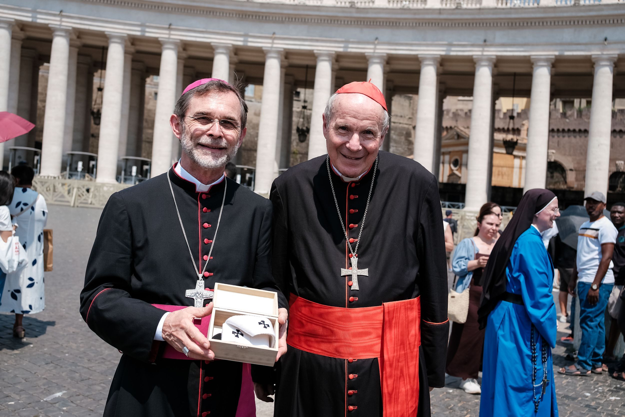 Wiens Erzbischof Josef Grünwidl (im Bild mit Kardinal Schönborn) auf dem Petersplatz im Vatikan.