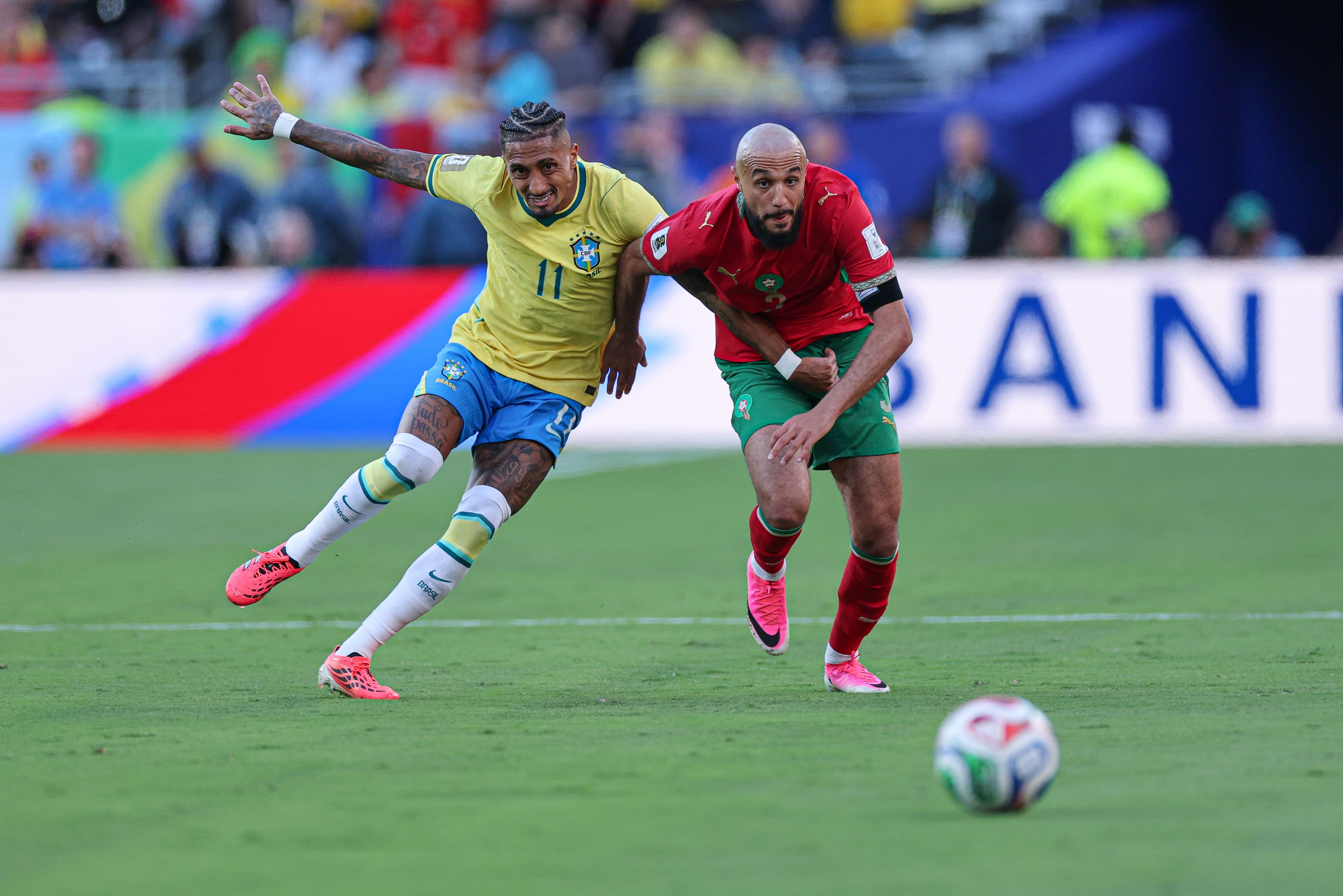 Noussair Mazraoui (r.) gegen Brasiliens Raphinha