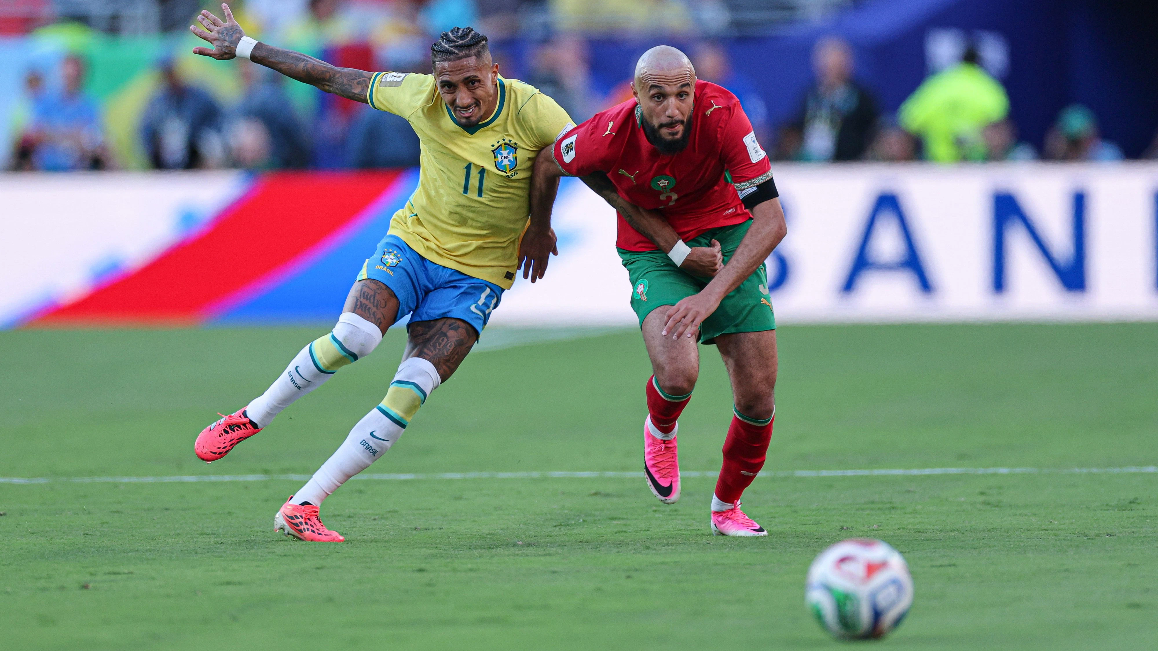 Noussair Mazraoui (r.) gegen Brasiliens Raphinha