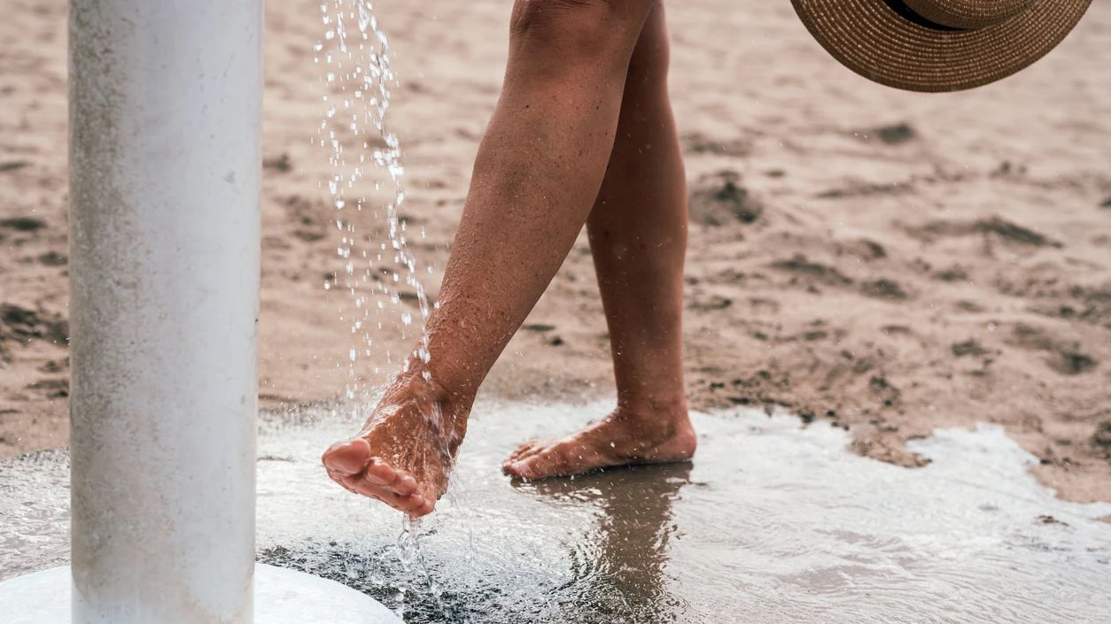 Heute.at - Urlauber empört: Strand-Dusche nur gegen Bezahlung
