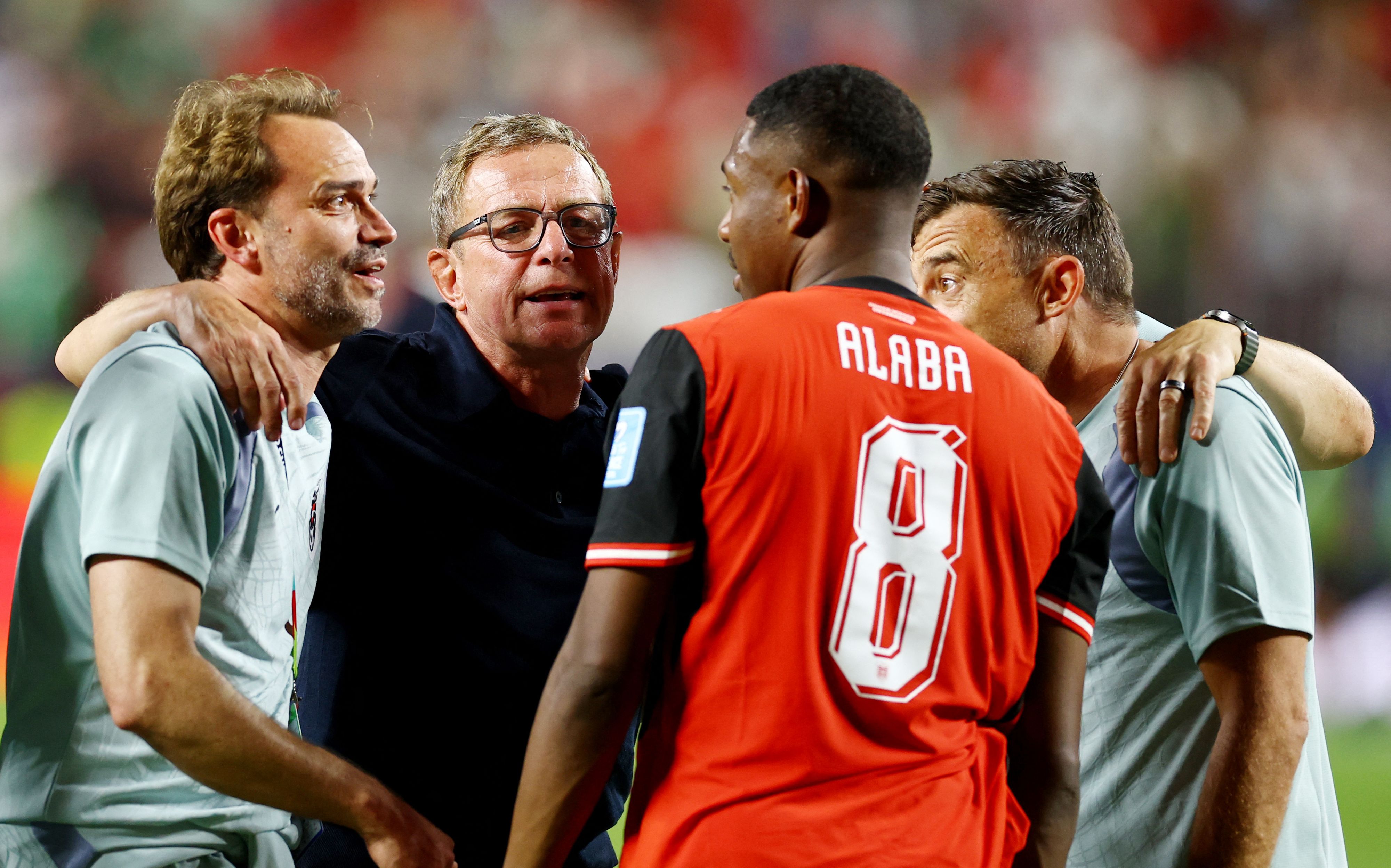 Ralf Rangnick mit David Alaba und seinem Team