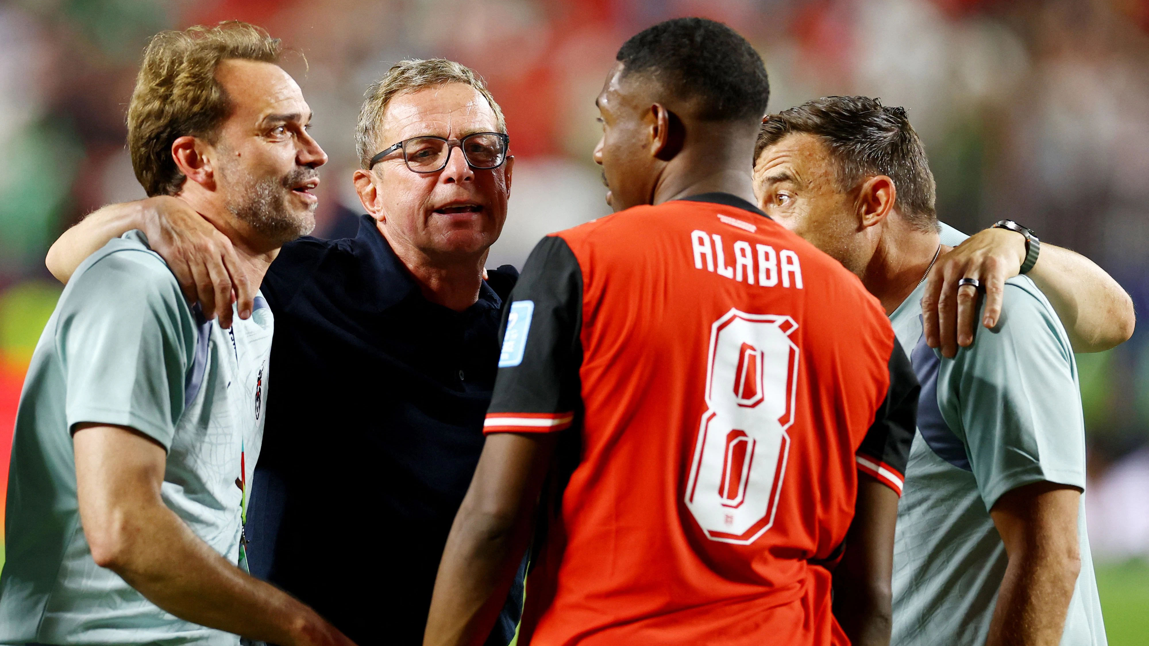 Ralf Rangnick mit David Alaba und seinem Team