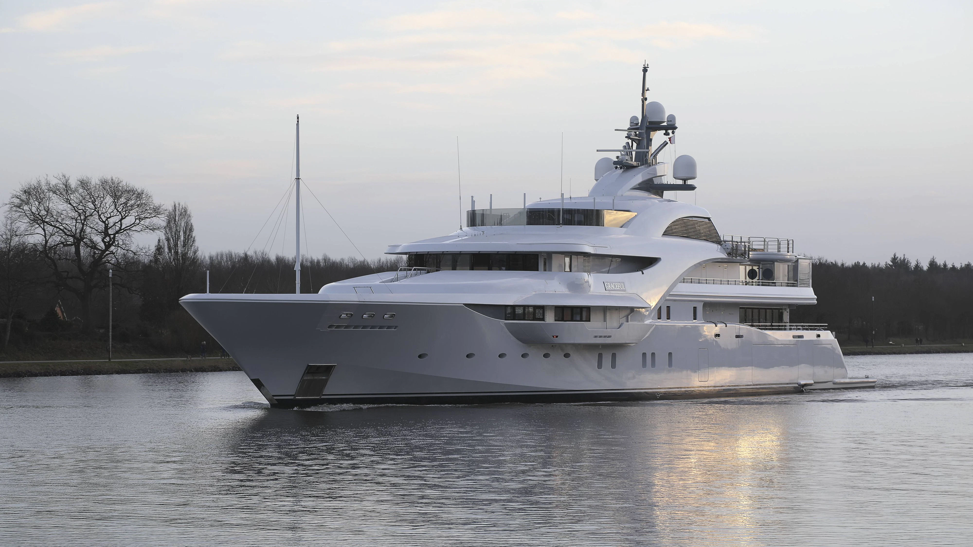 Motoryacht GRACEFUL auf dem Nord-Ostsee-Kanal nach einem Umbau bei der Werft Blohm & Voss in Hamburg. Die 2014 von Blohm & Voss abgelieferte 82 Meter lange Yacht soll dem russischen Präsidenten Vladimir Putin gehören. Es wird vermutet, dass die Yacht am 7.2.2022 überstürzt Hamburg in Richtung Russland verließ, da der Eigner beführchtete, die Yacht könnte im Rahmen eventueller Sanktionen gegen Russland wegen eines militärischen Angriffs auf die Ukraine beschlagnahmt werden. Copyright: xAndreasxJensx 