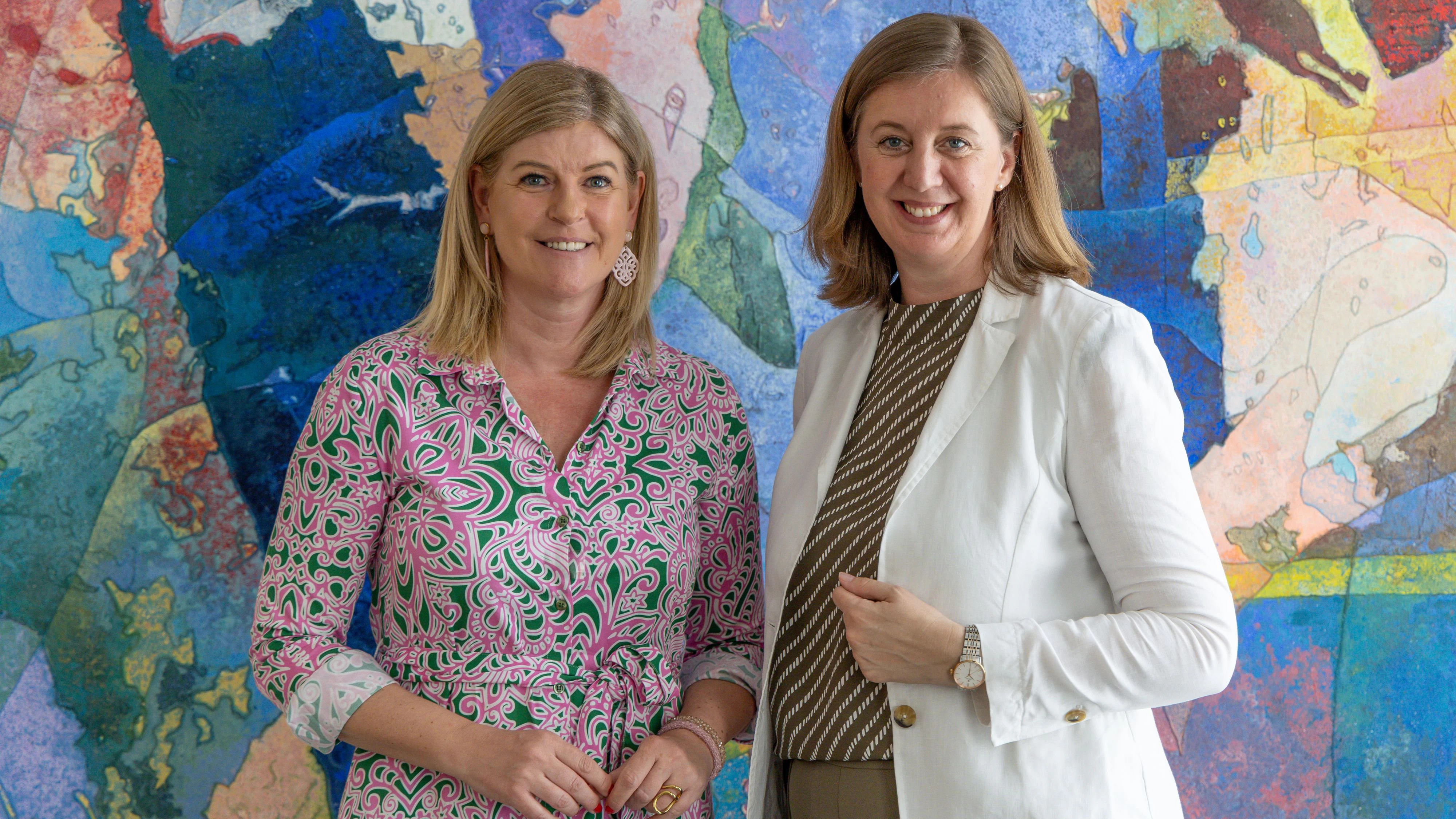 Finanzstaatssekreträrin Barbara Eibinger-Miedl /r.) und Wirtschaftsbund-Generalsekretärin Tanja Graf (beide ÖVP) präsentierten Details zur Lohnnebenkostensenkung.