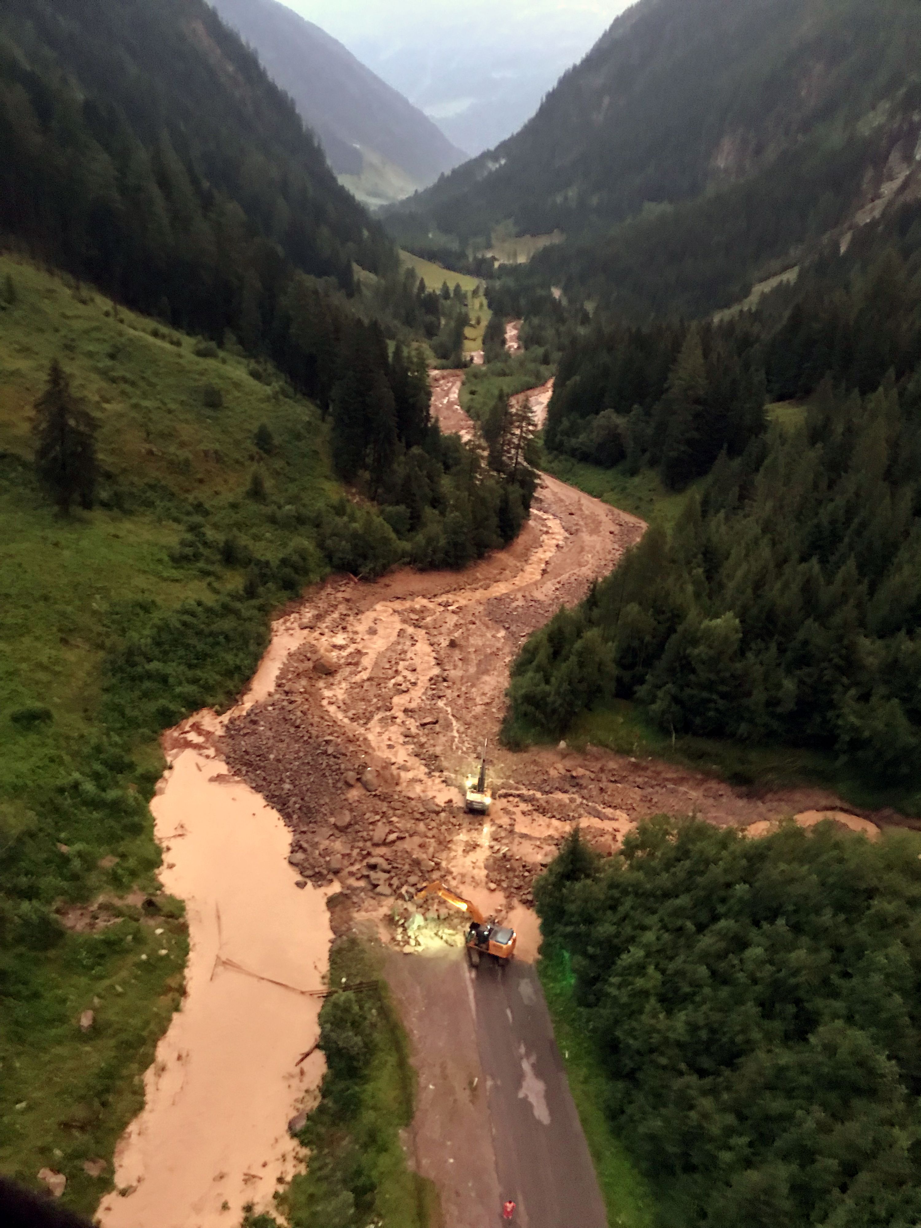 Mehrere Muren haben die Gletscherstraße verlegt – 200 Menschen sitzen im Kaunertal fest.